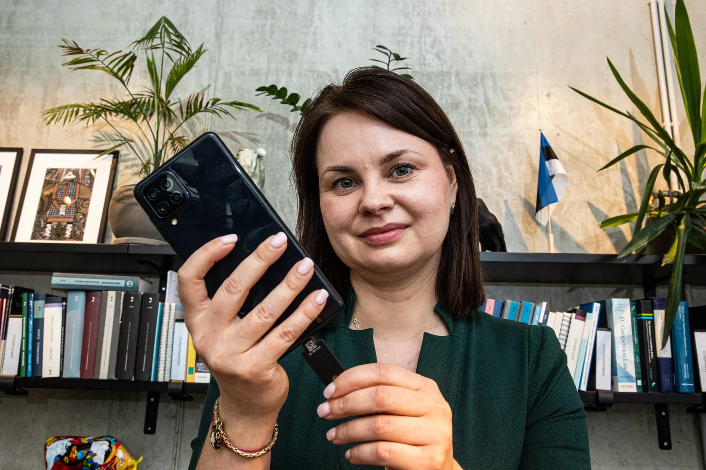 Liisi Jürgen näitab seadmeid, mille abil ta oma andmeid kaitseb.