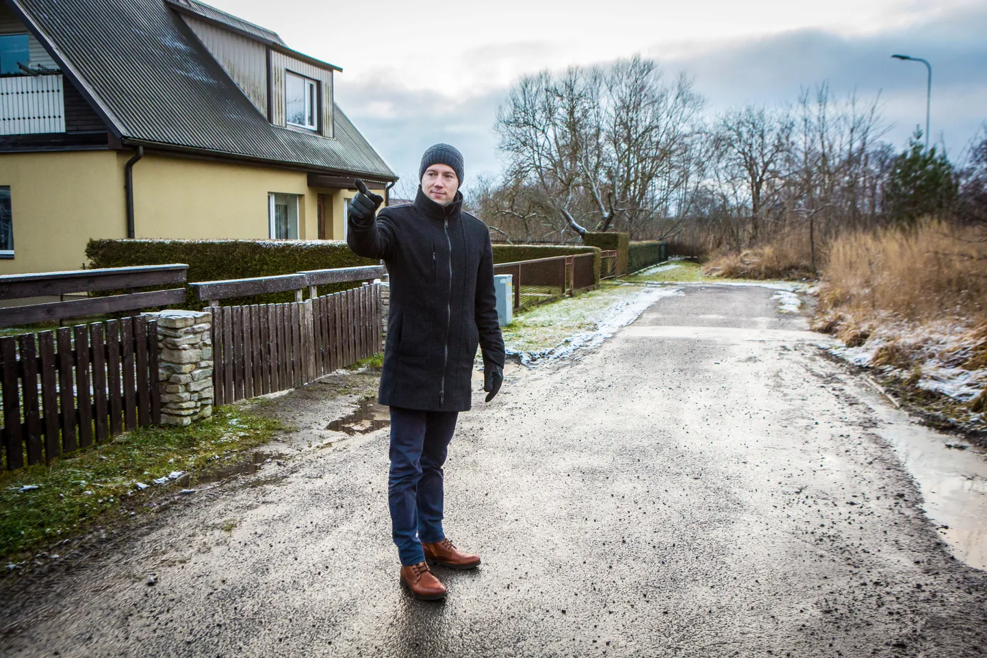 SEALT TULEB: Vallavalitsuse majandus- ja haldusosakonna juht Mikk Tuisk näitab suunda, kust tuleb Aia tänav, mis peaks murde saavutama tema selja tagusel alal.