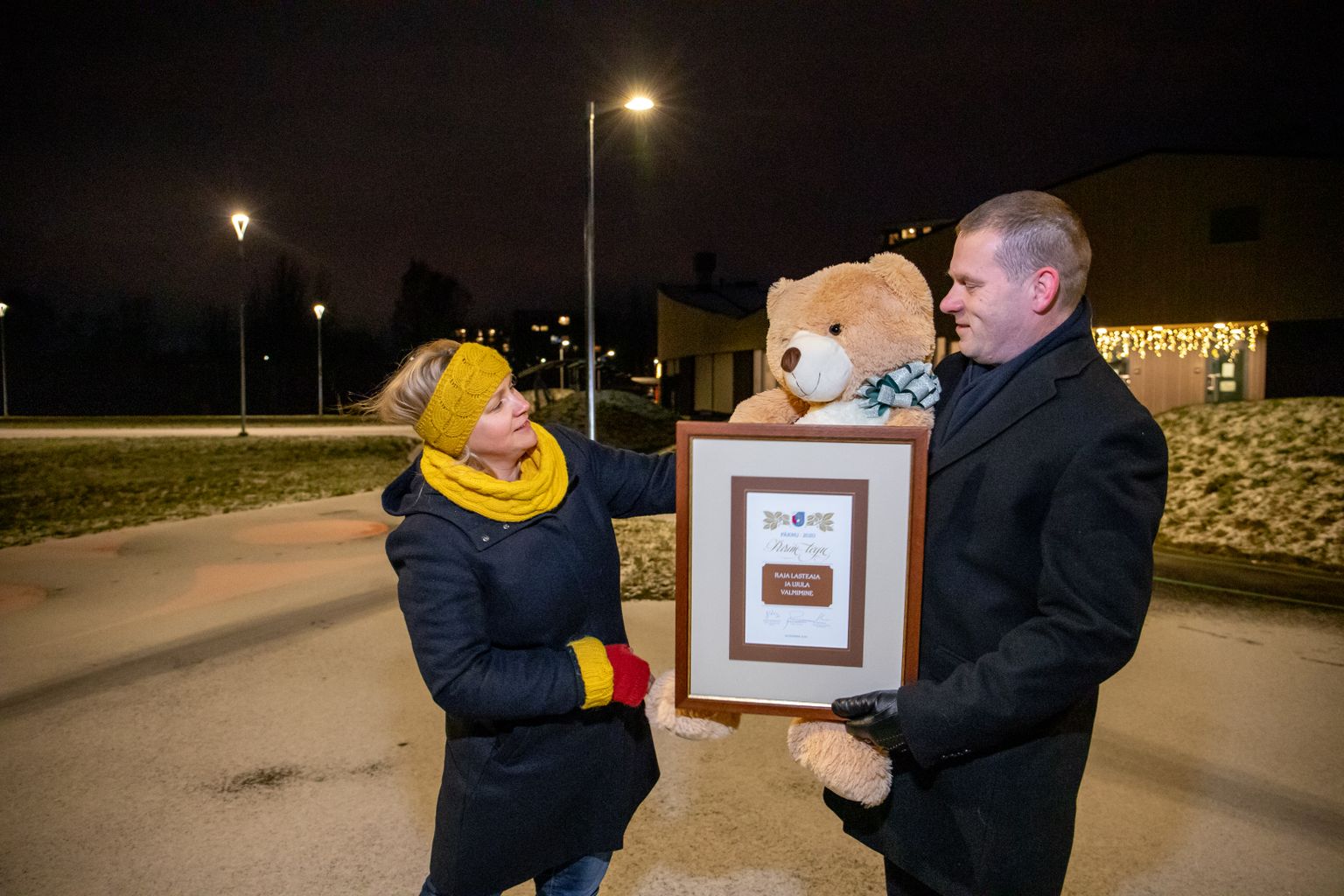 Aasta teo eest võttis Pärnu Postimehe peatoimetajalt Siiri Eralalt kingi vastu Pärnu meer Romek Kosenkranius.