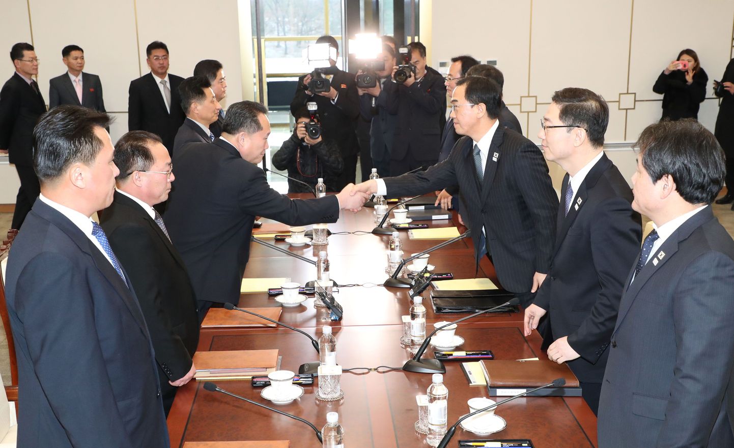 Lõuna- ja Põhja-Korea esindajad alustasid teisipäeval esimesi kõnelusi rohkem kui kahe aasta jooksul.