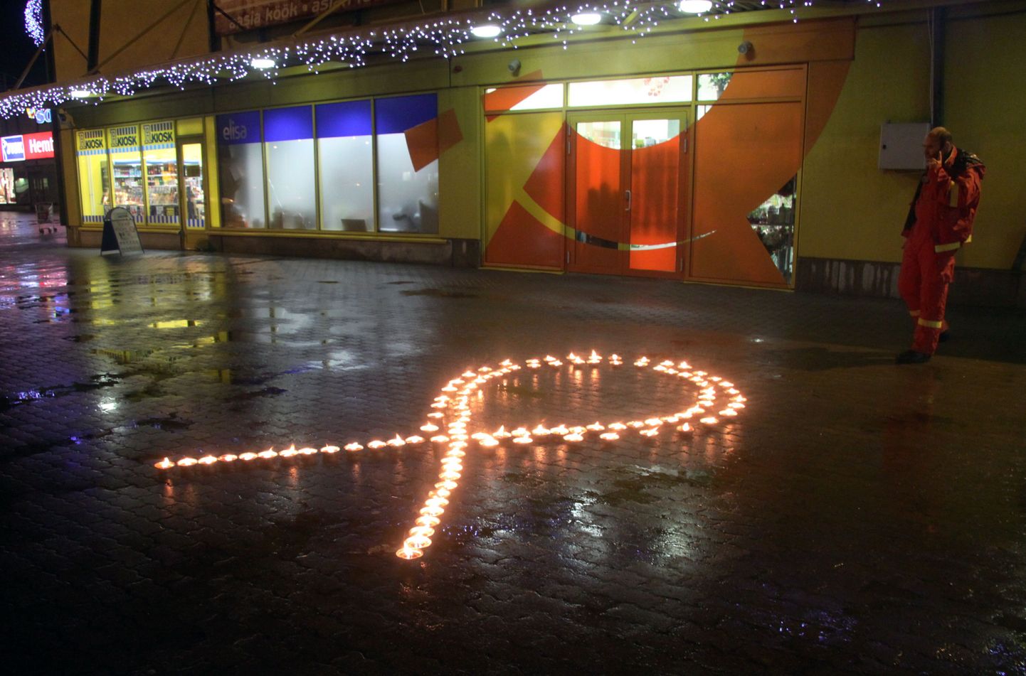 Aidsiohvrite mälestuspäeval süüdatakse Kaubamajaka ja Pärnu Keskuse juures küünlad.