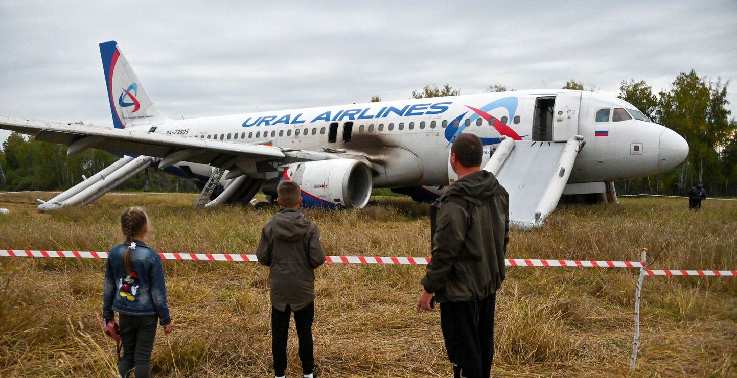 Sotšist Omskisse teel olnud Airbus A320 sooritas hädamaandumise viljapõllul Kamenka küla lähistel Novosibirski oblastis 12. septembril 2023.