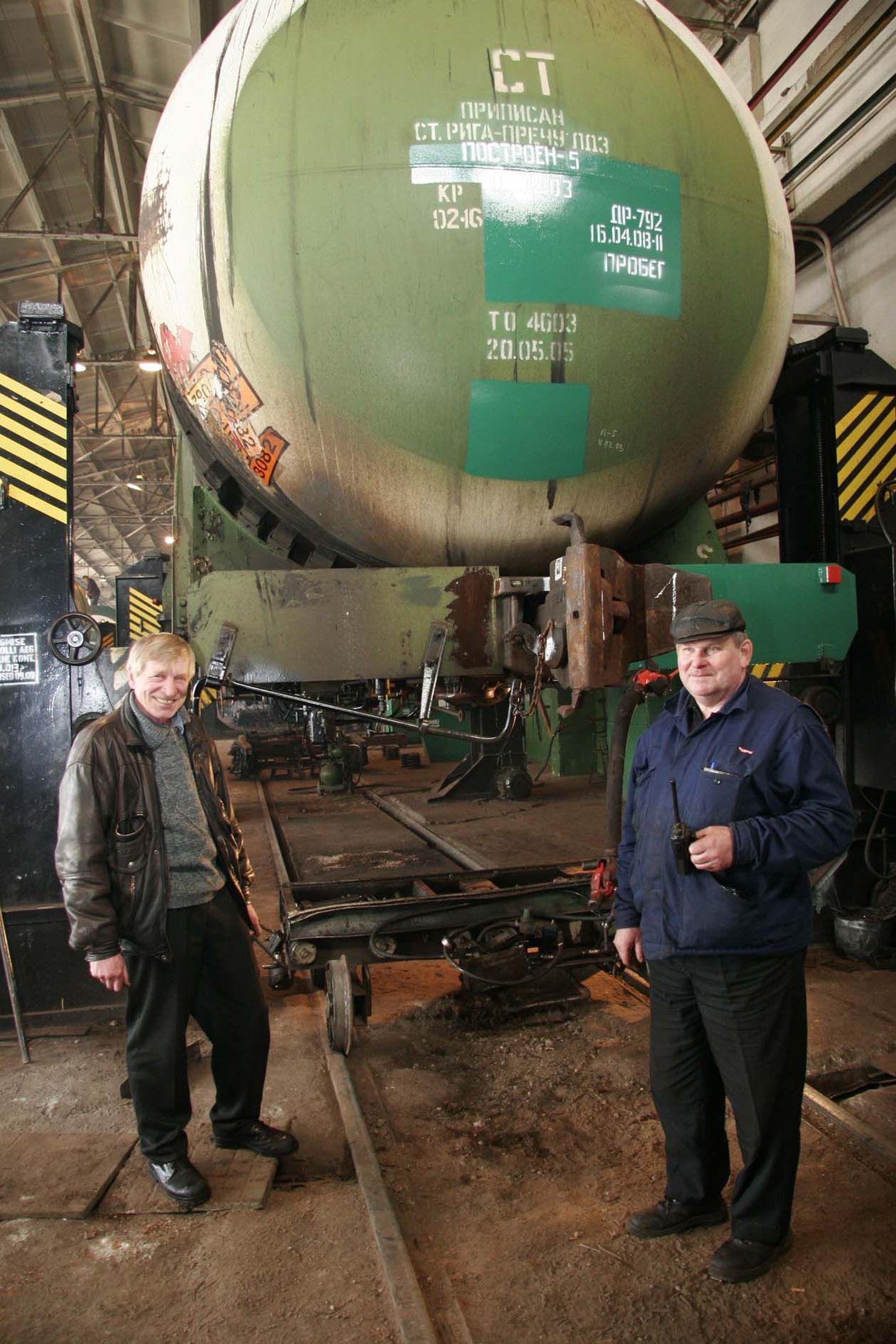 Peamehaanik Vassili Poletajev (vasakul) ja montaažitsehhi meister Juri Ivanov on Valga Depoos töötatud kolmekümne aasta jooksul teinud kaasa kõik ettevõtte mured ja rõõmud.