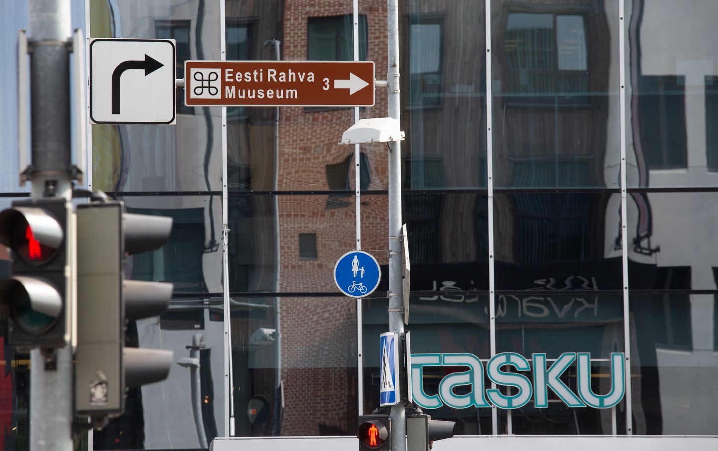 Pruun liiklusmärk Kvartali ja Tasku keskuse vahelisel ülekäigul peaks juhatama teed ERMini, ent suunab inimesed hoopis vastassuunda.