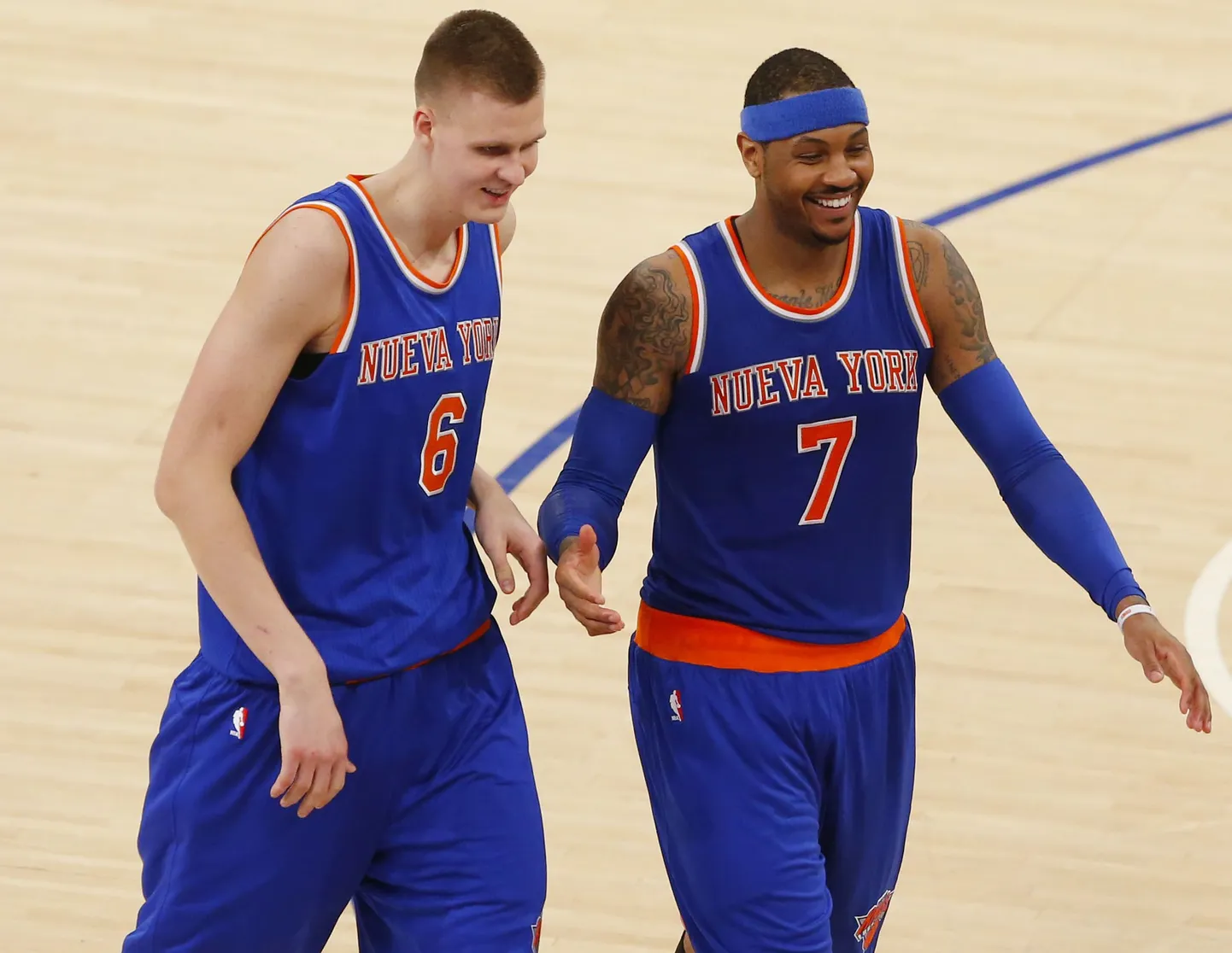 Kristaps Porzingis (vasakul) ja Carmelo Anthony.
