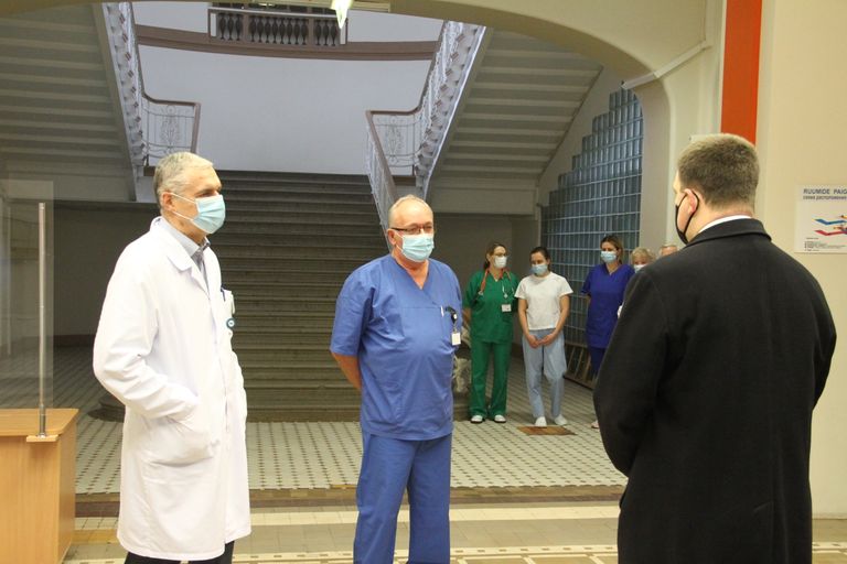 Доктора Олев Силланд и Аго Кыргвеэ встретили Юри Ратаса в Нарвской больнице.