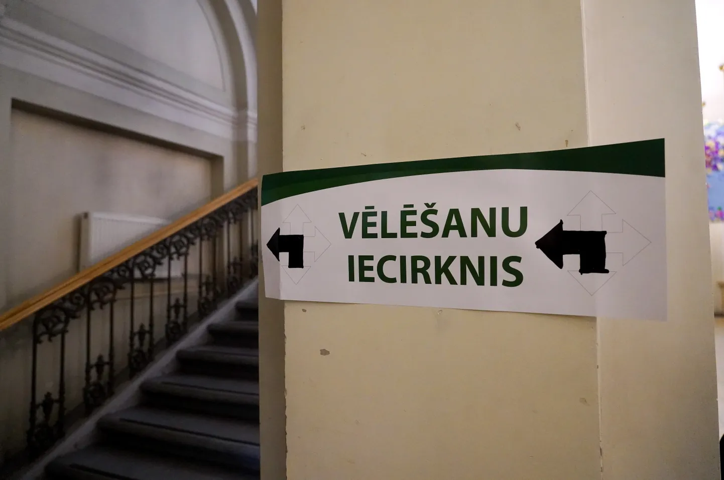 Pašvaldību vēlēšanu iepriekšējā balsošana 75. vēlēšanu iecirknī Rīgas Valsts 1. ģimnāzijā.