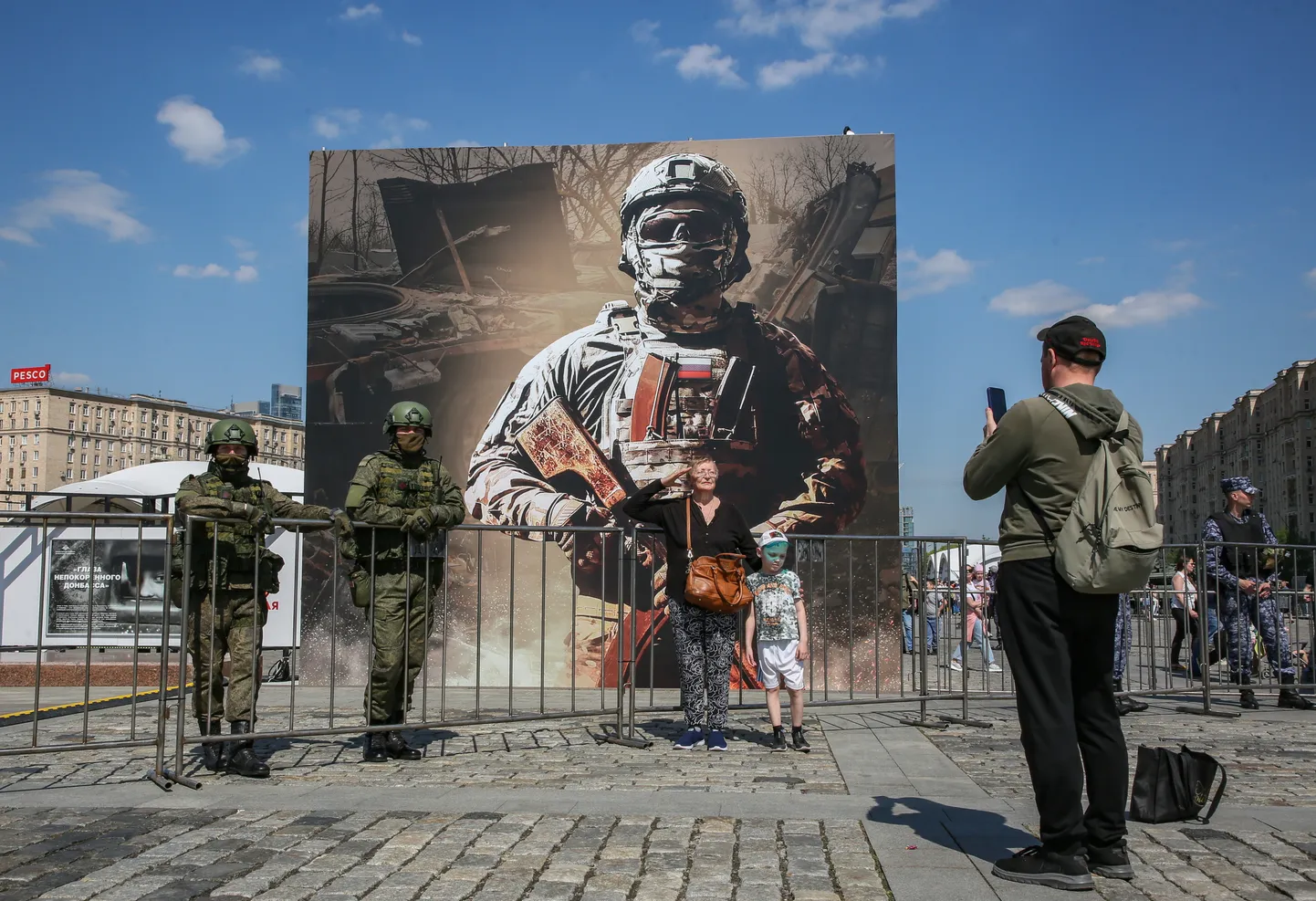 Vene armee propagandaplakat ja moskvalased selle ümber, 27. mail 2024. a.