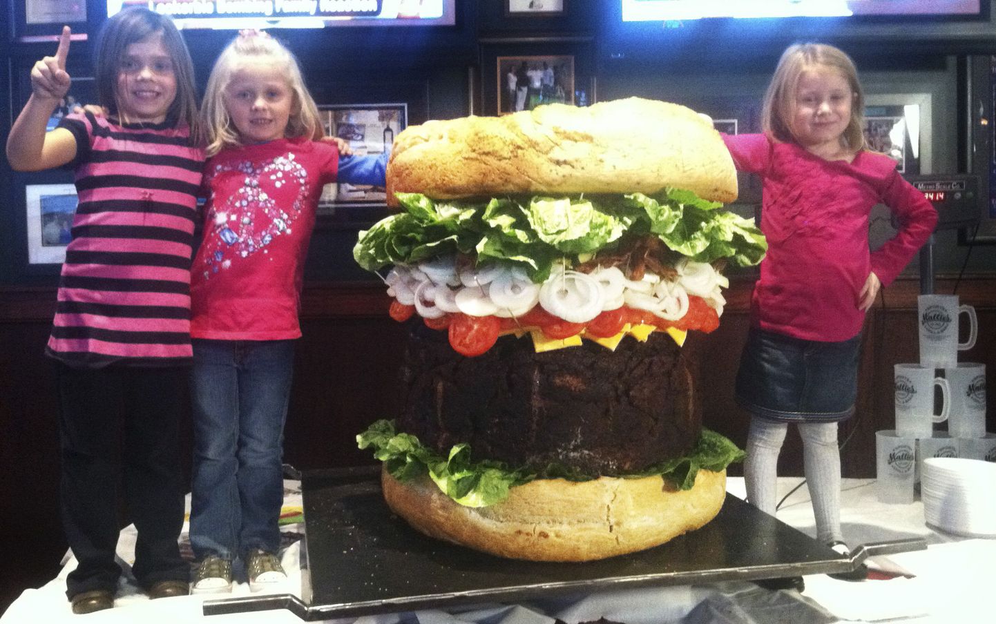 Teadaolevalt maailma suurim hamburger.