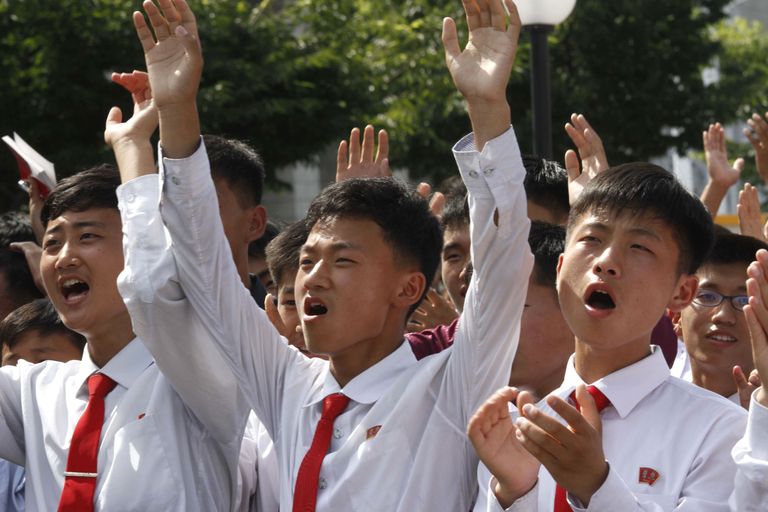 Põhja-Korea elanikud rõõmustamas eduka raketikatse üle. / Scanpix