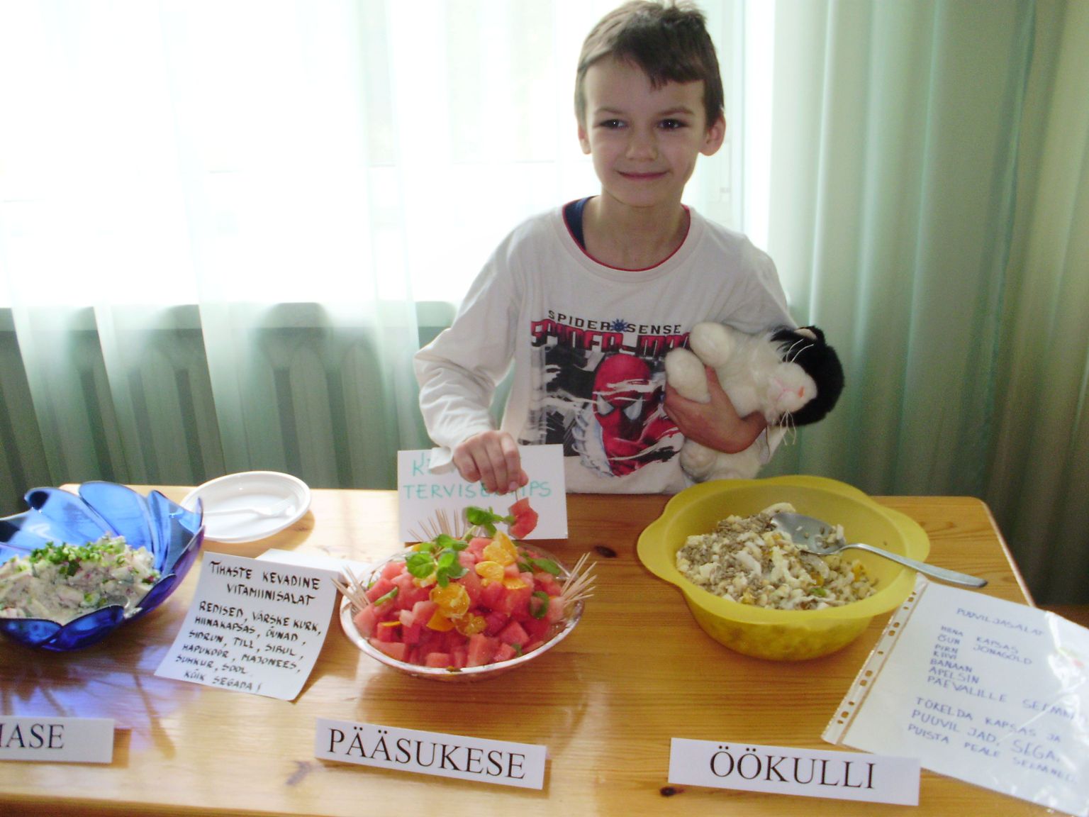 Tammsaare lasteaias valmistasid nii suured kui väikesed südamenädalal tervislikke salateid.