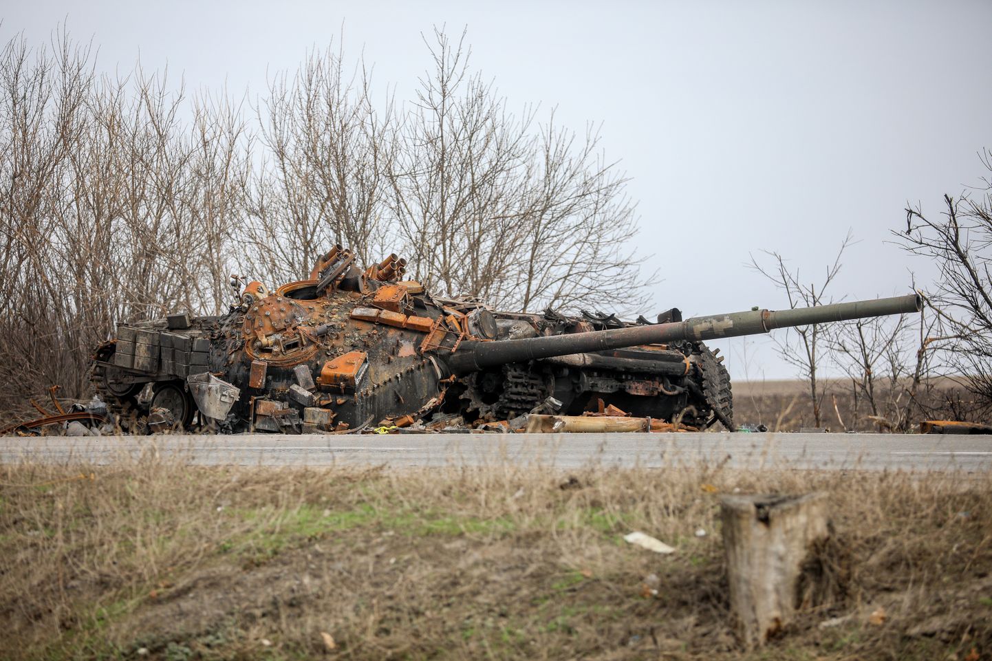 Ukraina vägede poolt hävitatud tank Harkivi piirkonnas. Foto on aprillist 2022. Ukraina sõdurid kasutavad Vene tankide hävitamiseks ka droone