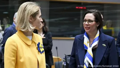 Кая Каллас и Мария Мальмер Стенергард в цветах украинского флага
