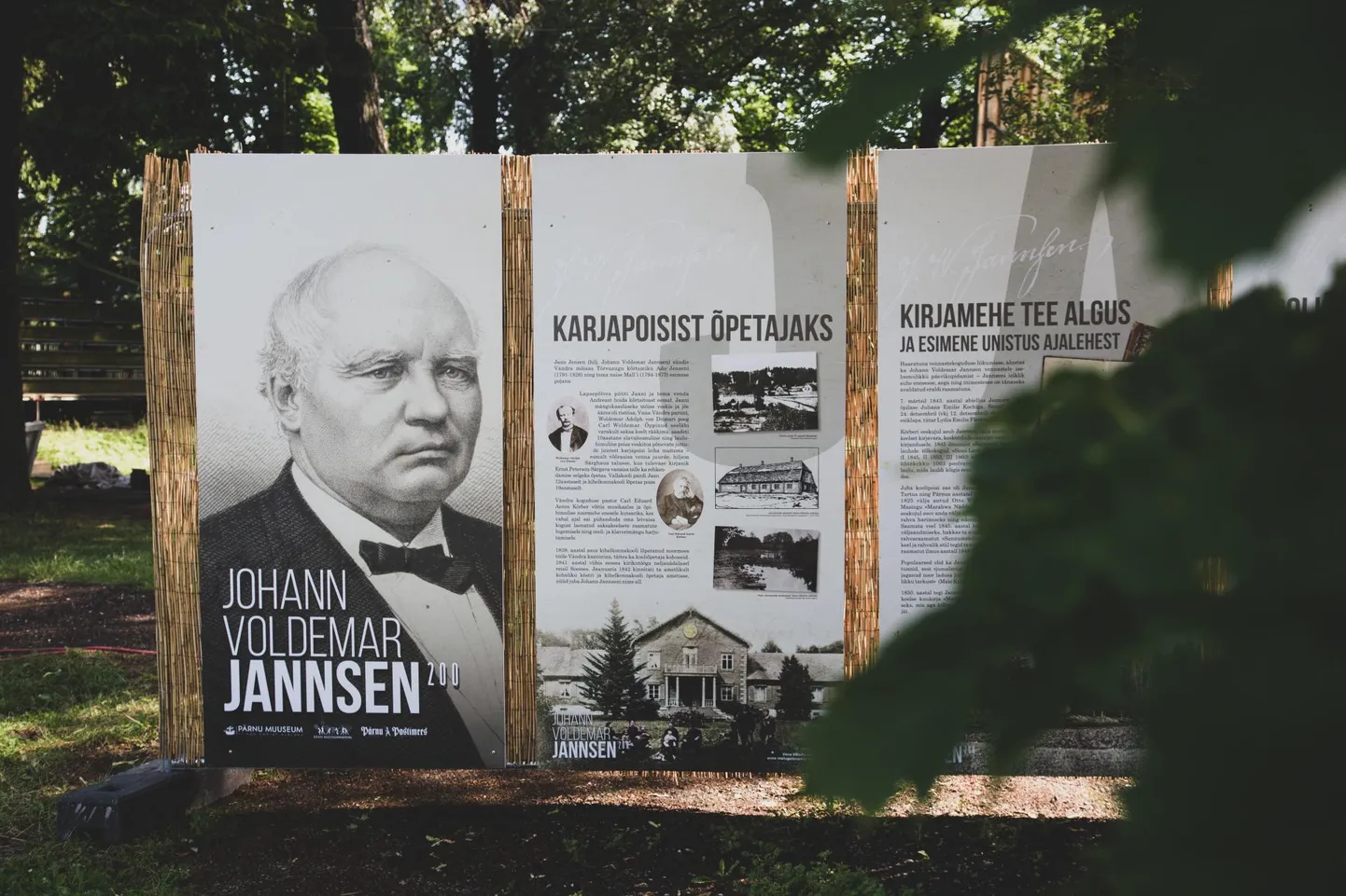 Koidula muuseumi aias on juuli lõpuni avatud postipapa elule ja pärandile pühendatud näitus.