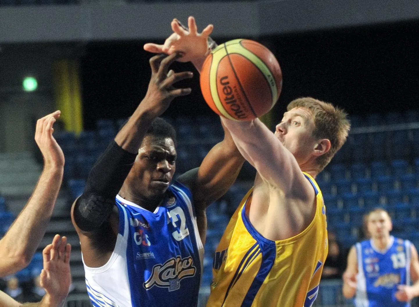Michael Dunigan (vasakul).
