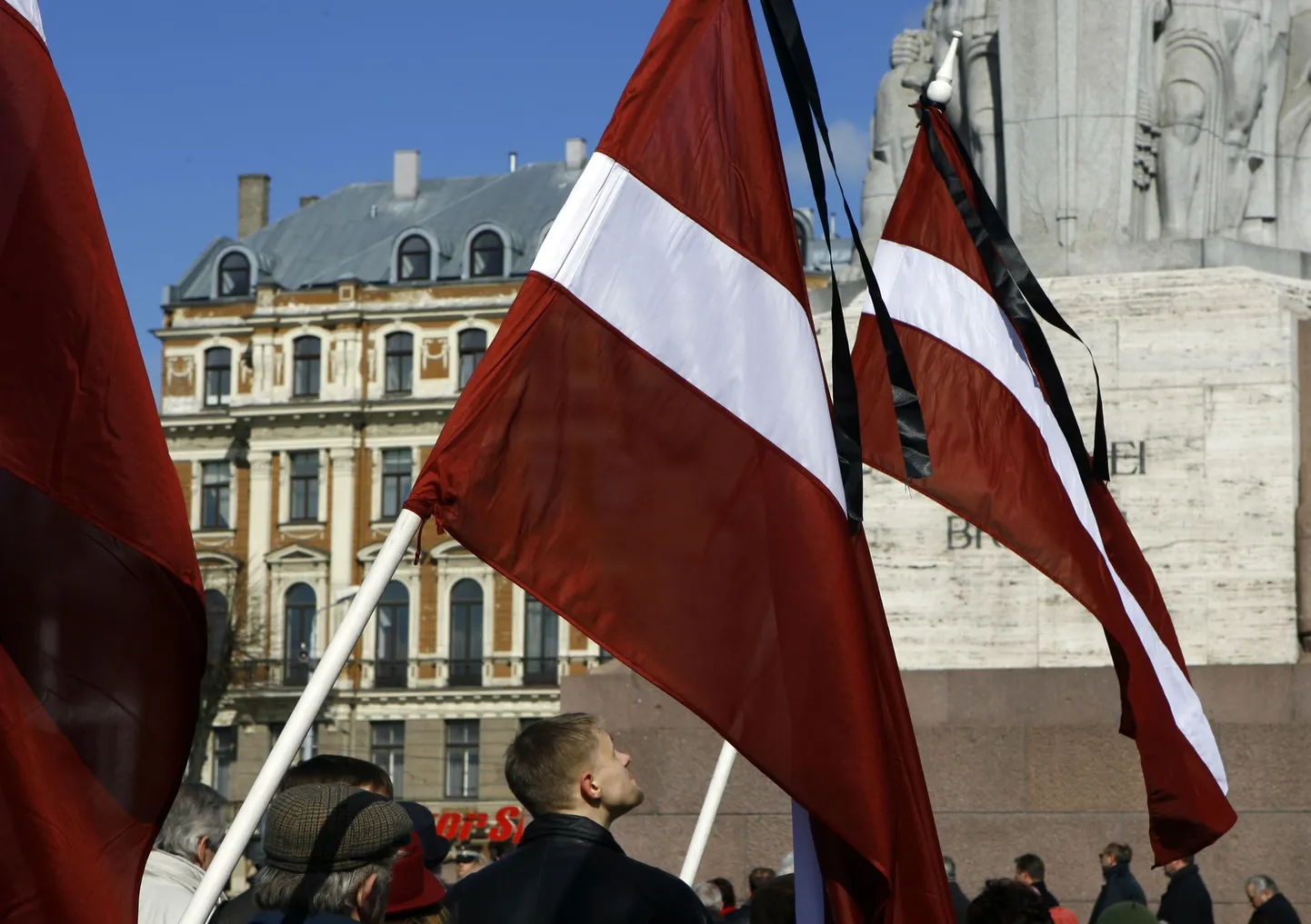 Rahvuslased süüdistavad Läti valitsust riigi mahamüümises välismaalastele.