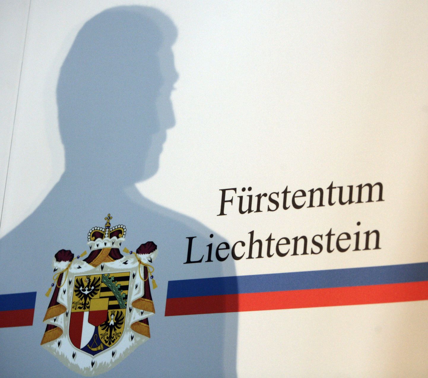 Liechtensteini vapp, millele on vürts Aloisi vari.