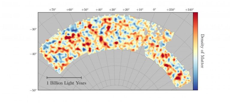 Teadlaste avaldatud kosmosekaart tumeaine asetsemise kohta Universumis. Kaart katab ligikaudu 1/30 kogu nähtavast taevast ruumiliselt ja seitse miljardit aastat ajaliselt. Punastes piirkondades on tumeainet rohkem, sinistes vähem.