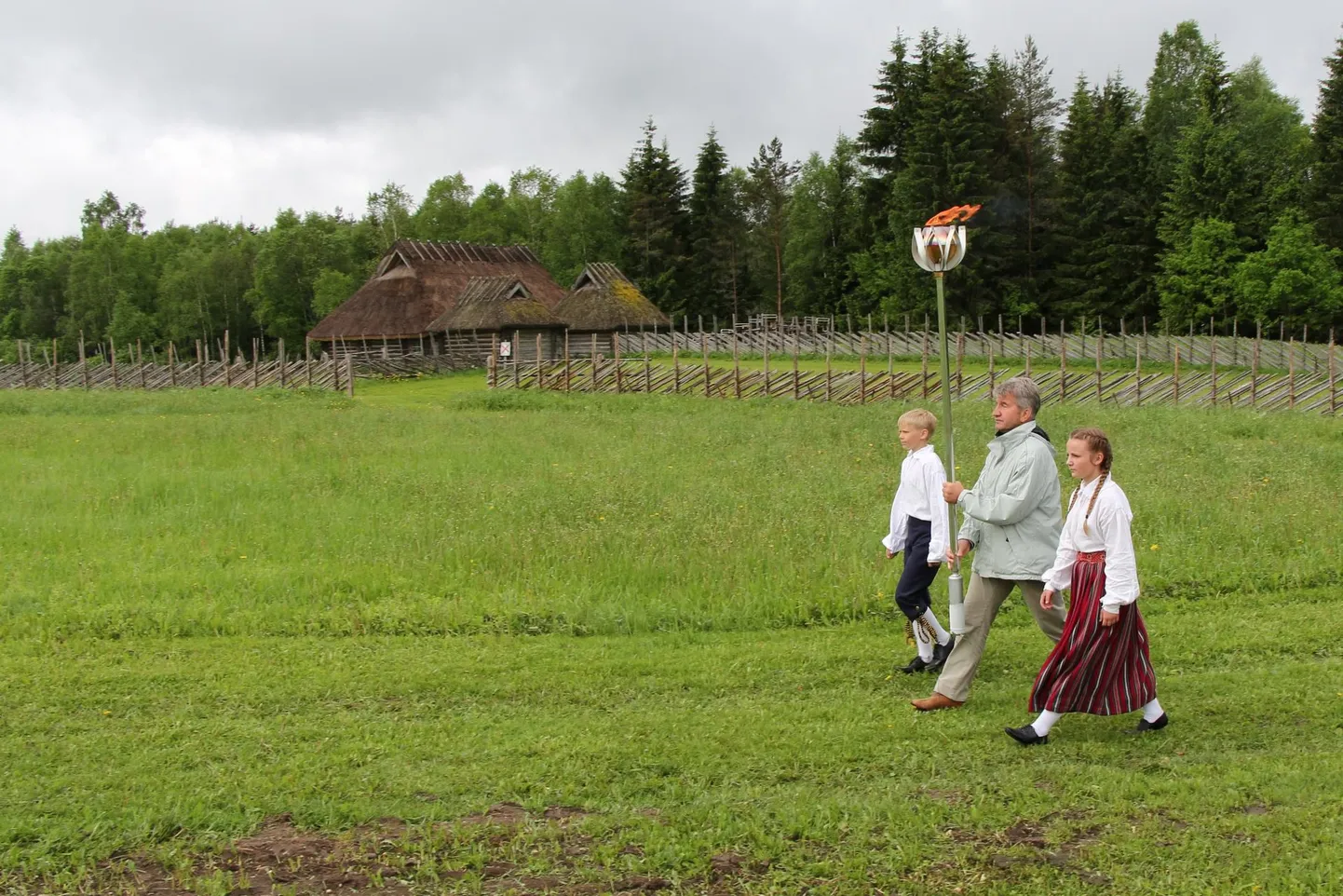 Järvamaa laulu-ja tantsupeotuli alustas teekonda keskpäeval A.H. Tammsaare muuseumist Vargamäelt. Õhtuks jõuab tuli Türile.