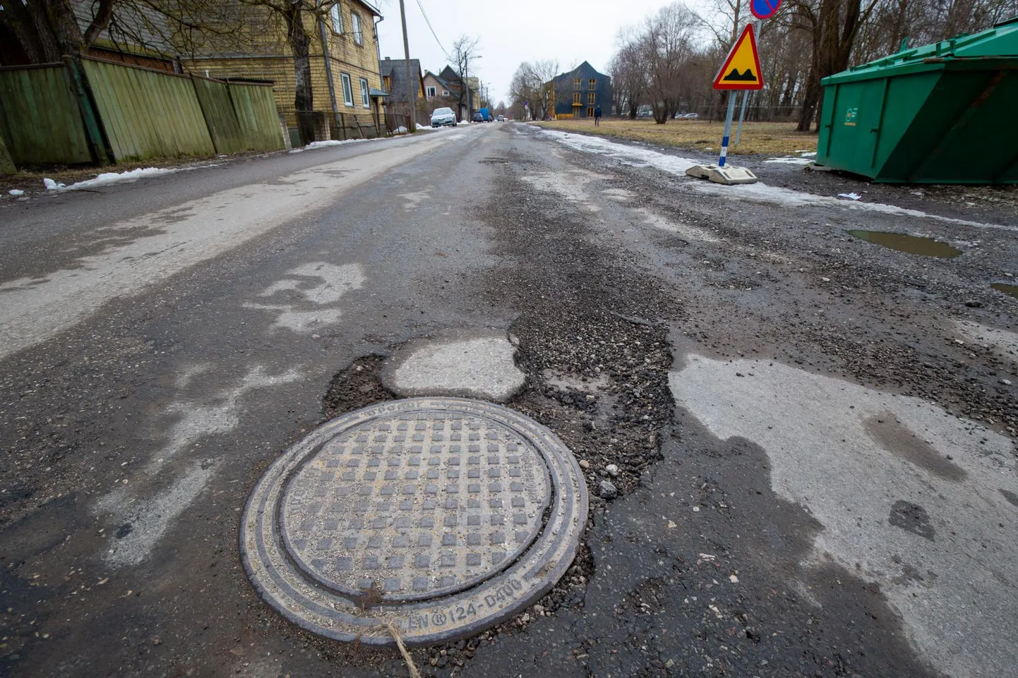 Linlased teavitasid linnavalitsust ohtlikest teeaukudest, mis pindamistöödega korda tehakse. Pildil olev Oa tänav läheb aga aprillist põhjalikumalt remonti.