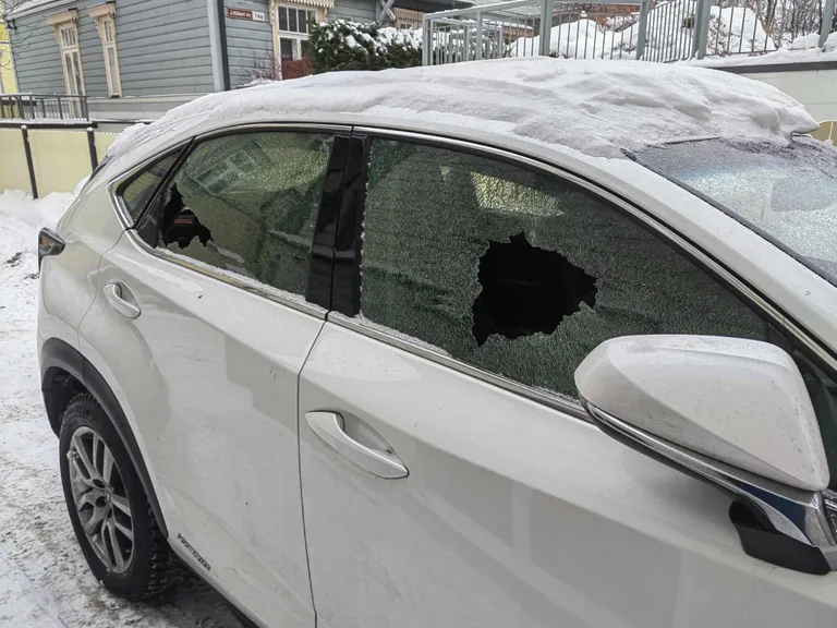Фотография разбитого автомобиля журналиста Андрей Шумакова, Таллинн, Эстония, 8 декабря 2023 года.