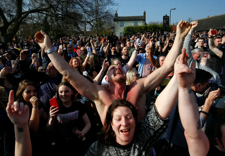 Keith Flinti matustele oli kogunenud suur hulk pidutsevaid fänne, 29. märts 2019.