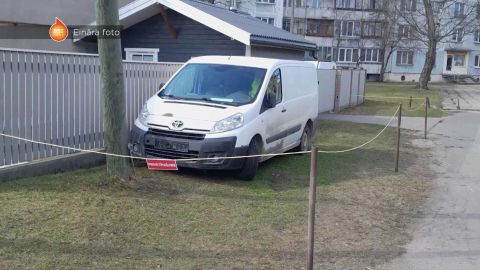 VIDEO ⟩ Rīgā policija soda vīrieti par mašīnas novietošanu savā īpašumā. Kāds ir skaidrojums?