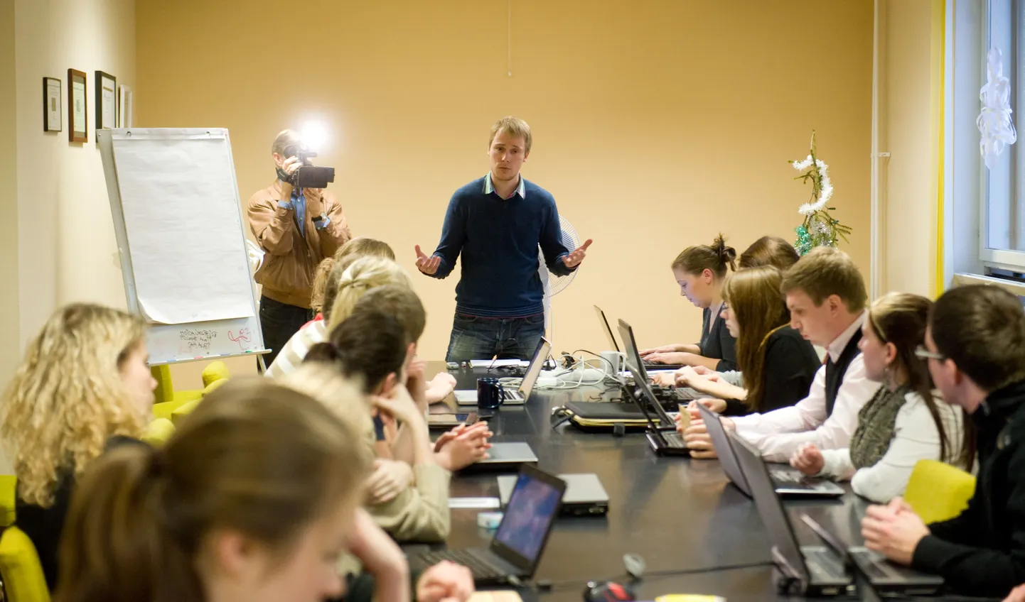 Üliõpilaskondade liidu koosolek kõrgharidusreformi teemal. Keskel Üliõpilaskondade liidu juhatuse esimees Eimar Veldre.