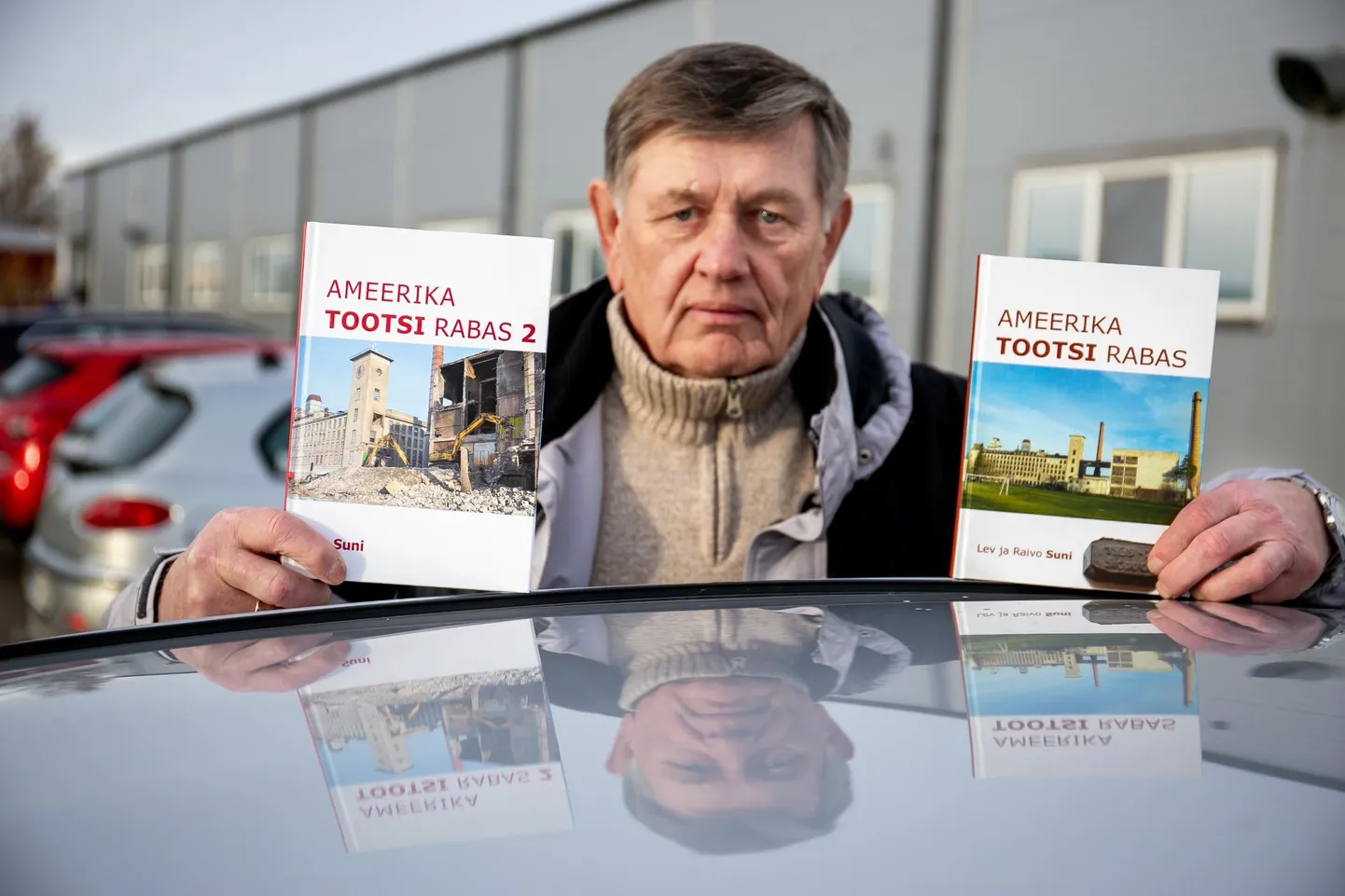 Lev Suni on kirjutanud kaks raamatut Tootsi ajaloost, millest üks on kahasse kirjutatud koos tema pojaga.