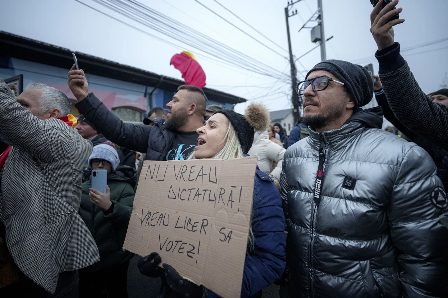 Rumeenia meeleavaldaja plakatiga «Ma ei taha diktatuuri! Ma tahan vabadust hääletada!» Bukaresti lähedal Mogoșoaias koolimaja juures, kus pidanuks täna oma hääle presidendivalimiste teises voorus andma venemeelne kandidaat Călin Georgescu.