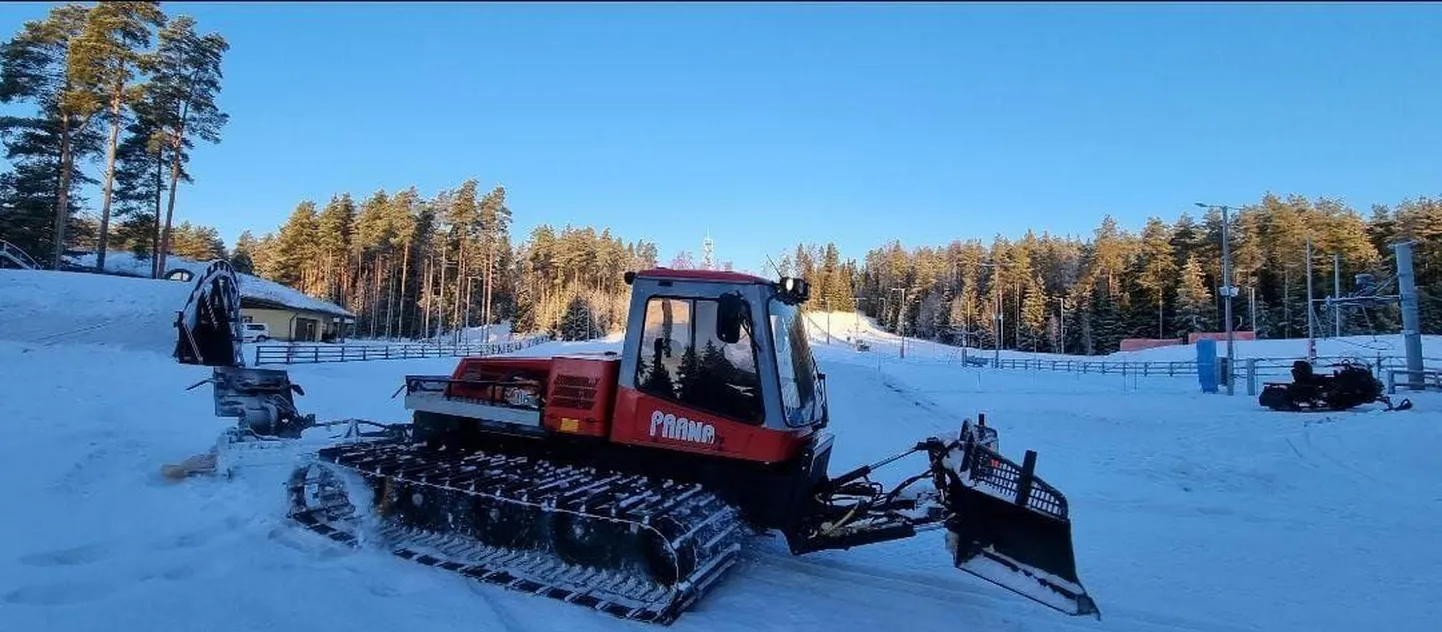 Valgehobusemäe suusa- ja puhkekeskus otsib praegusele rajatraktorile oksjoniga uut peremeest.