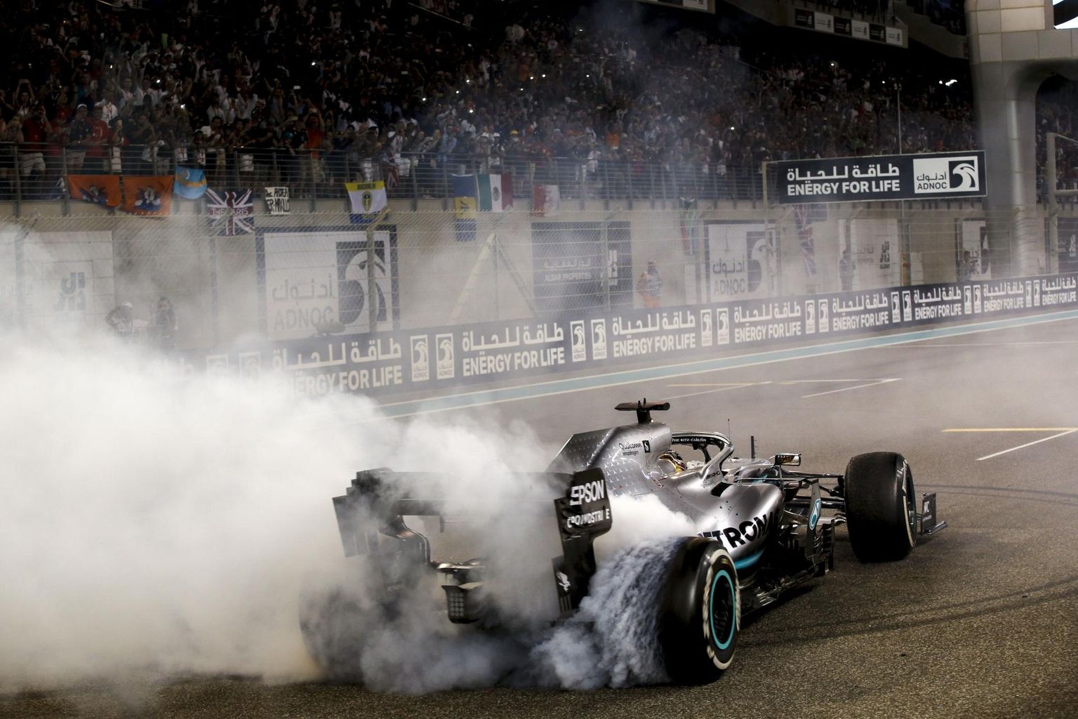 Lewis Hamilton Abu Dhabis juubeldamas.