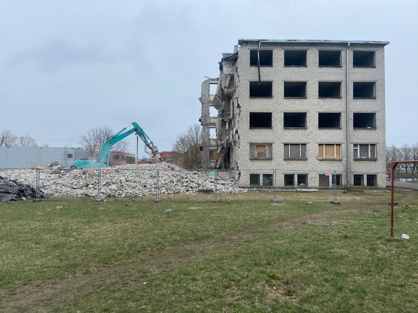 На этом месте еще в 2018 году должна была быть построена гостиница, но только в апреле 2020 года владелец снес старое общежитие и пока оставил ровный пустырь.