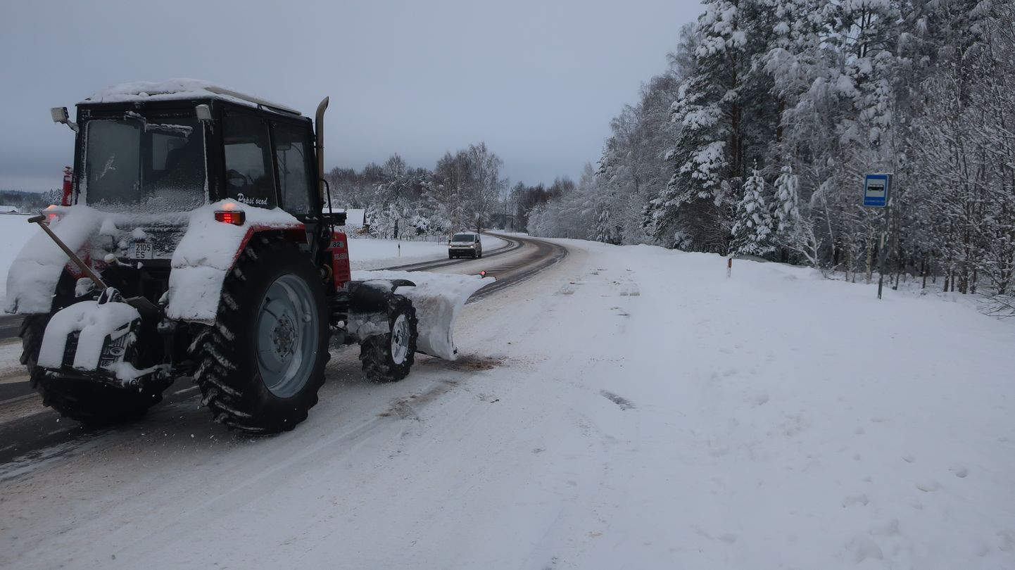 Peamiselt külateid lahti lükkav traktor jõudis teisipäeval mõneks ajaks ka Põlva - Tartu maanteele.