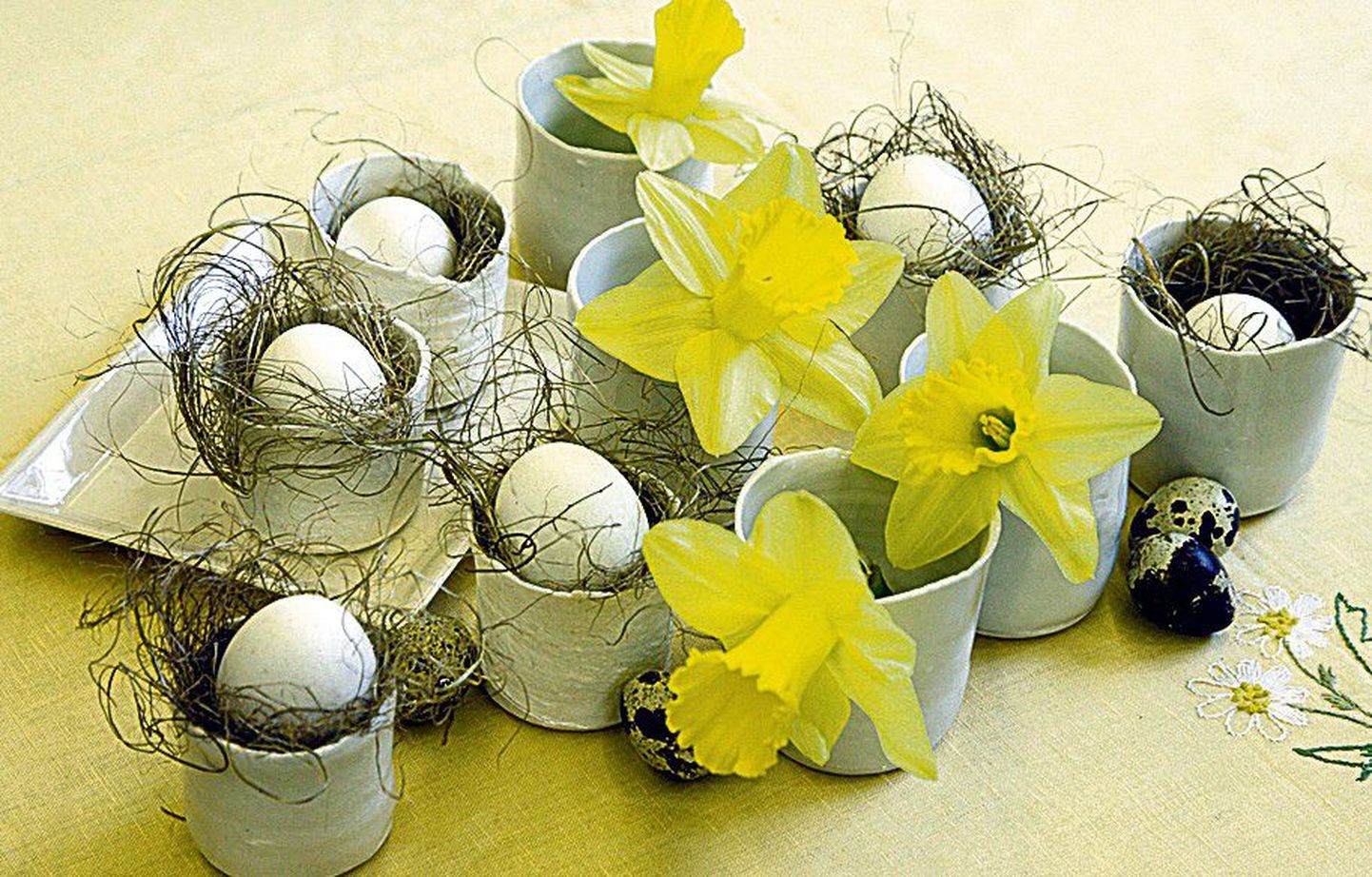 Käepärasest materjalist: keraamik Margot Maldi küünlaalustesse paigutatud munad ja nartsissid kannavad endas pühadetunnet.