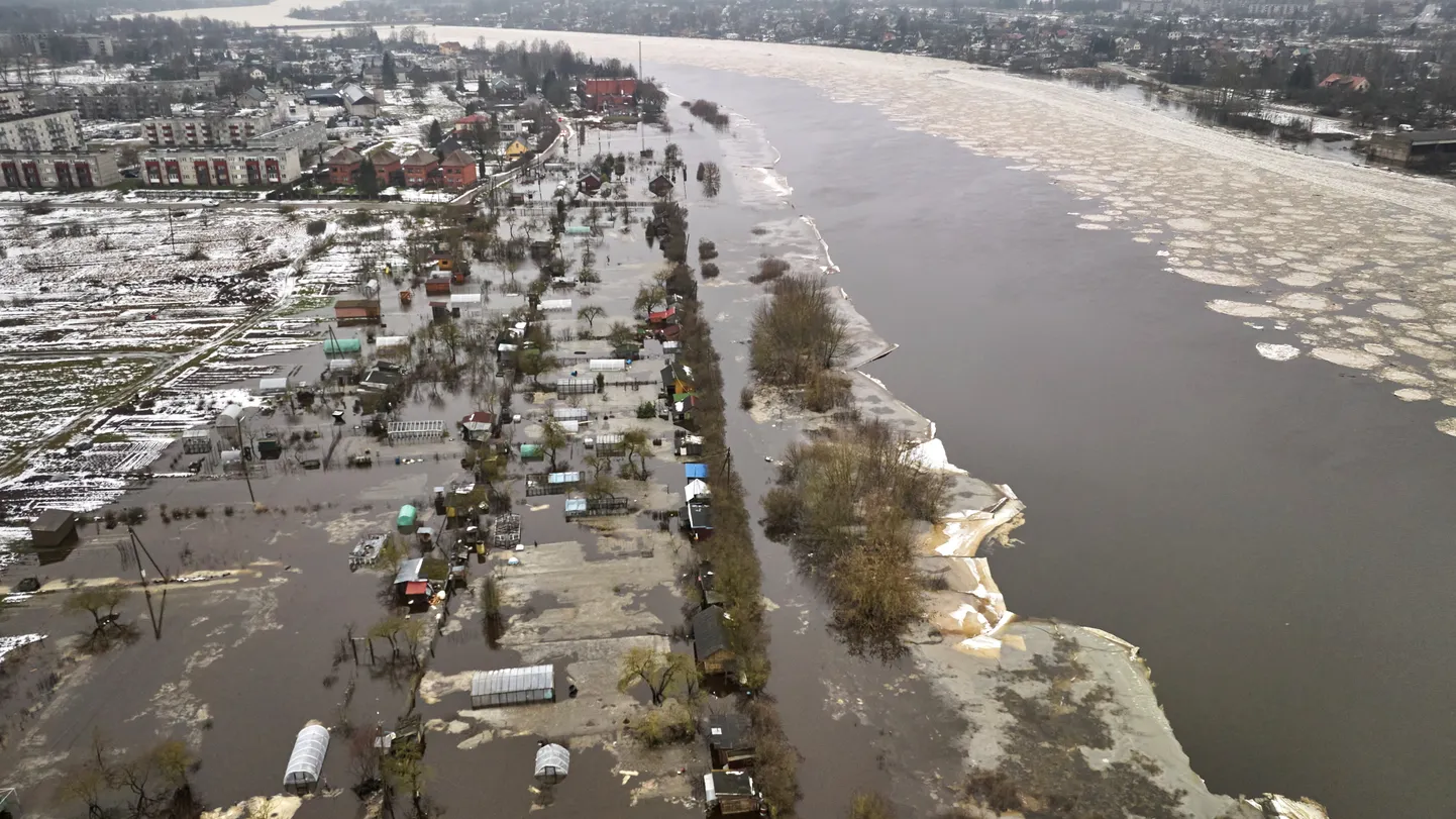 Plūdi Jēkabpilī, kur Daugavā ūdens līmenis sasniedzis kritisko robežu.