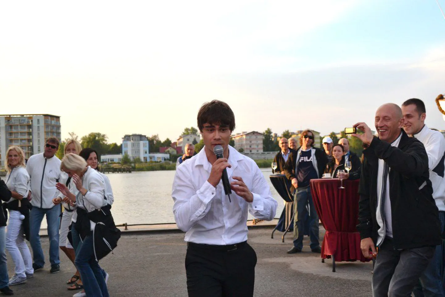 Pärnu sadamas astus kutsutus publiku ette Norrale kaks aastat tagasi Eurovisooni lauluvõistlusel esikoha toonud Aleksandr Rõbak.