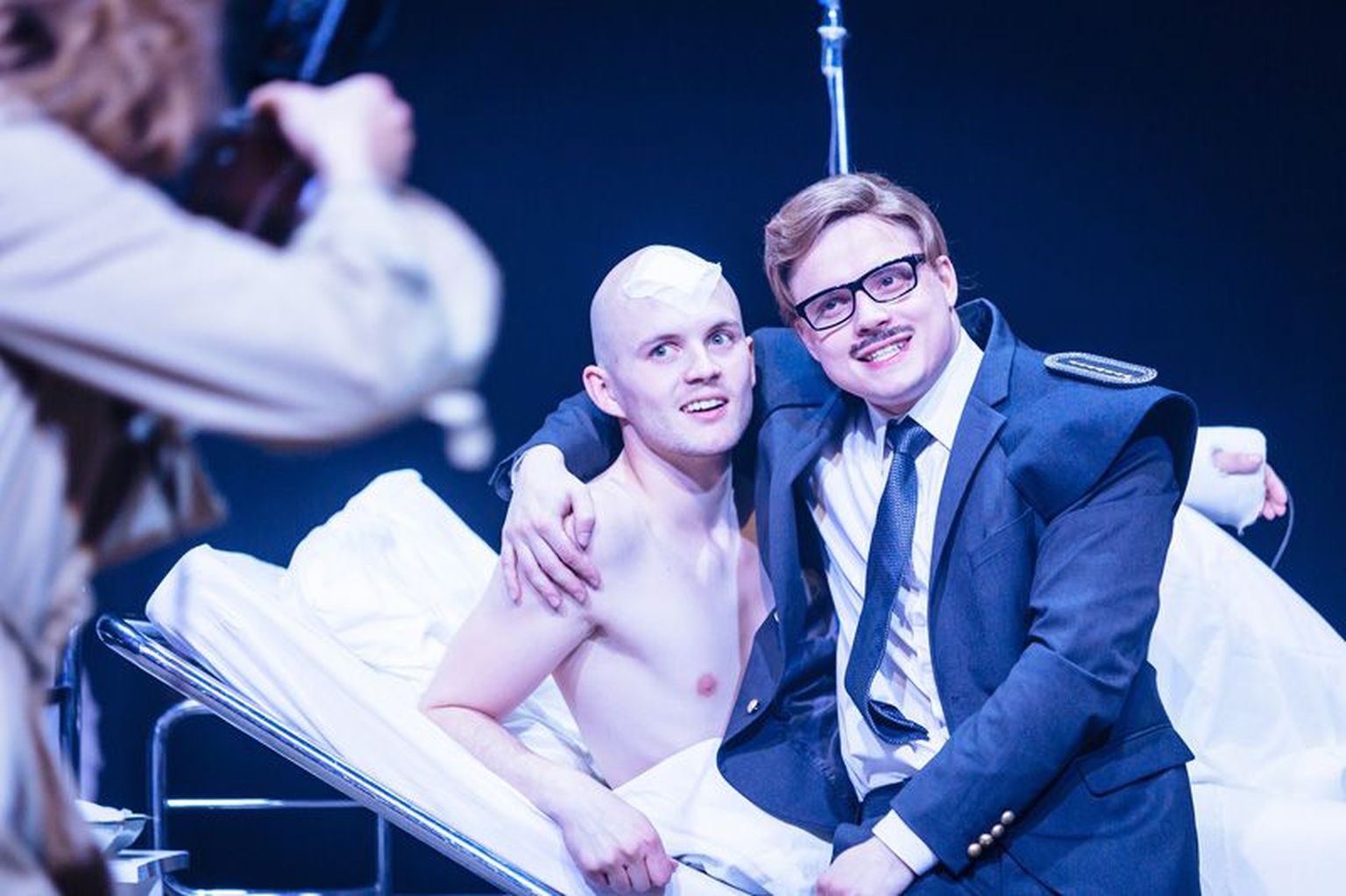 Kurikaelast meediastaariks: Alex (Tanel Ting) Siseministri (Martin Tikk) embuses.