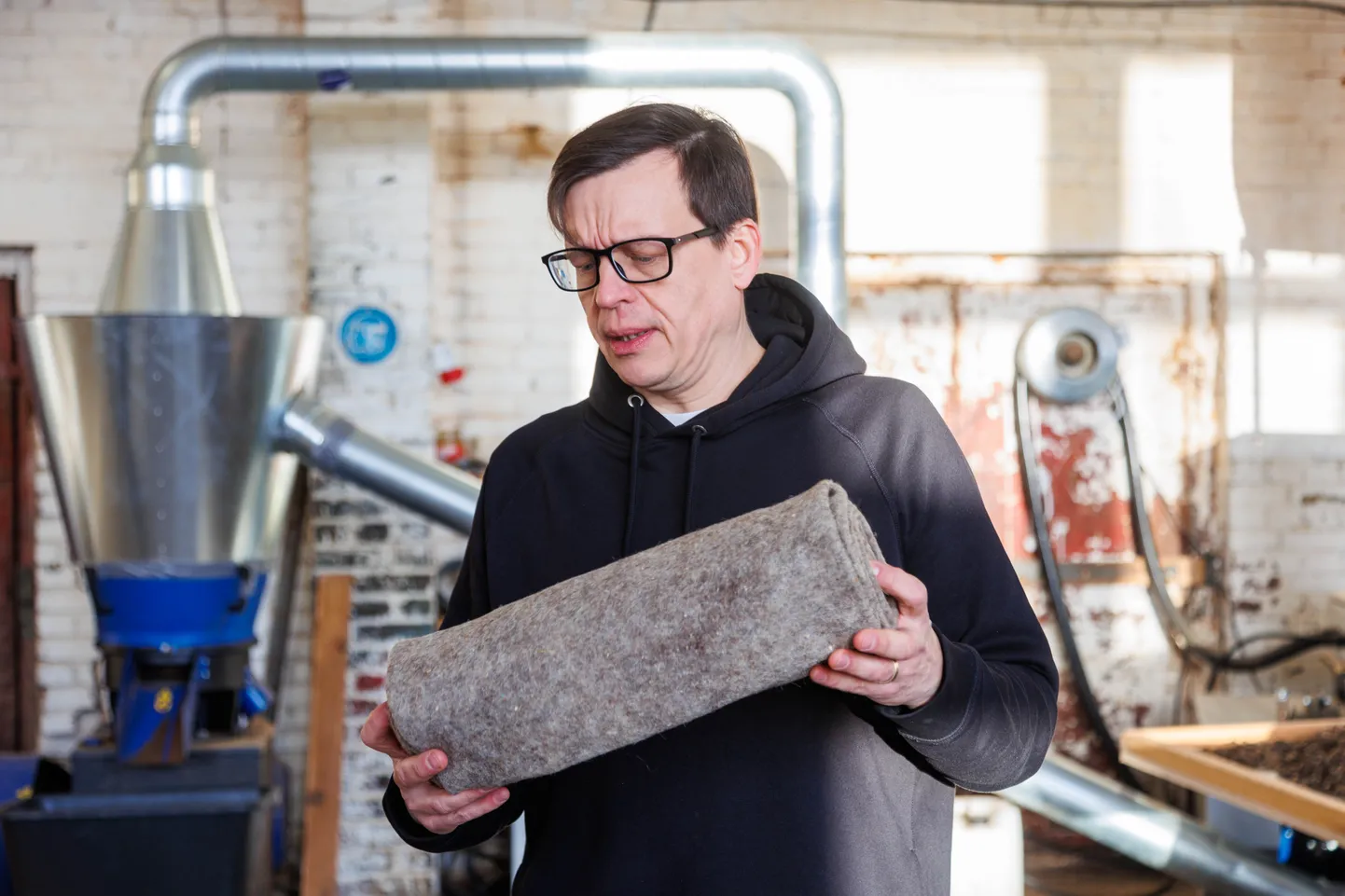 Meelva külas tegutsev Villatoode OÜ alustas lambavillagraanulite Mää tootmisega, pildil ettevõtte juht Sander Veskimeister näitamas lambavillast matti.