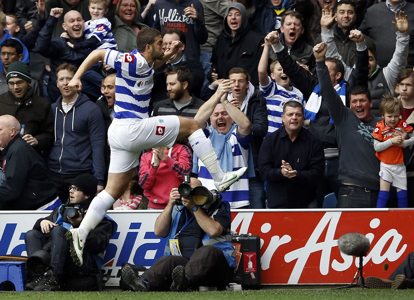 Queens Park Rangersi mängija Adel Taarabt rõõmustab Arsenali võrku löödud värava üle.