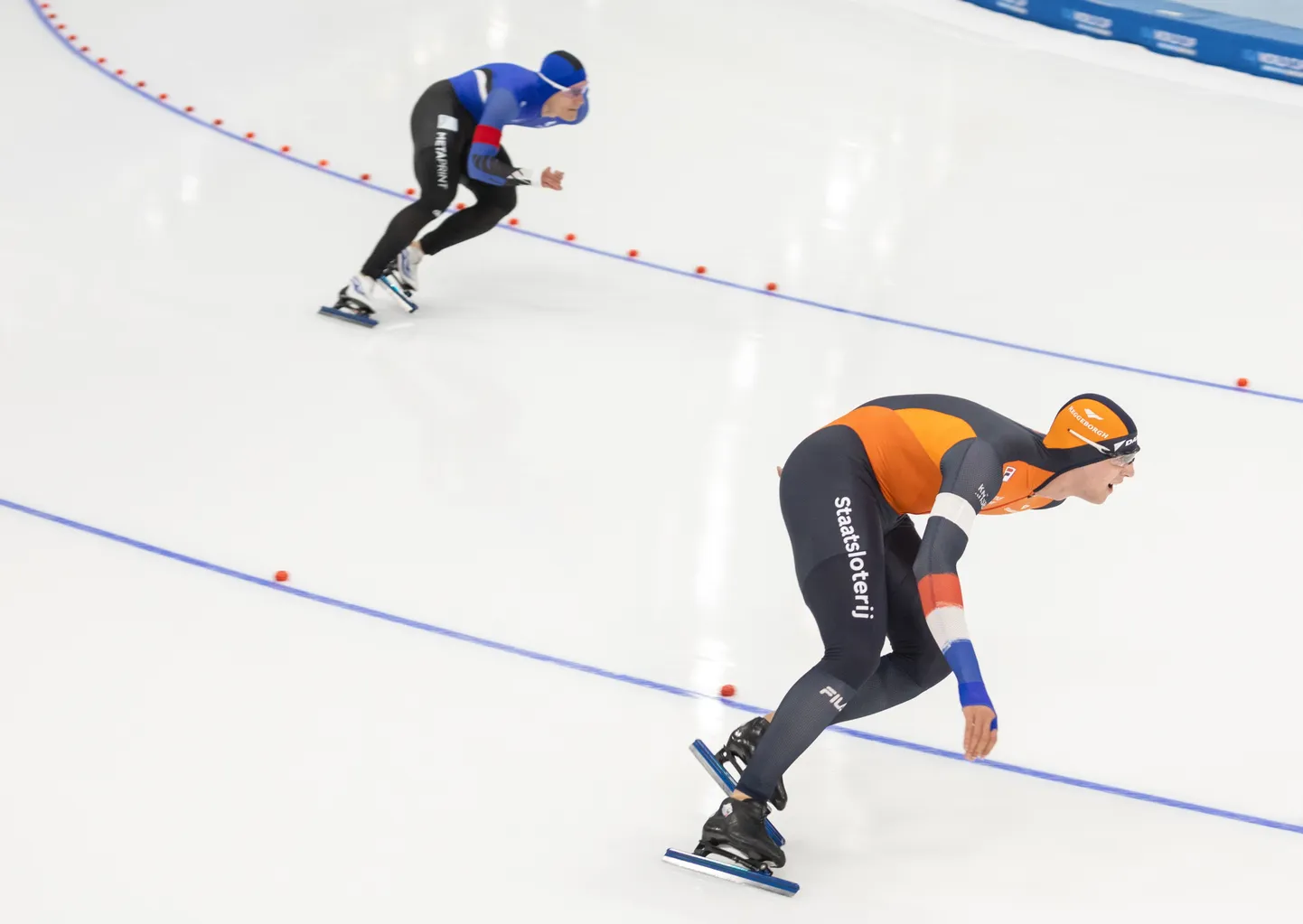 Marten Liiv (vasakul) sõidab Pekingi MK-etapi 1000 m distantsil koos Hollandi tippmehe Jenning de Boo'ga.