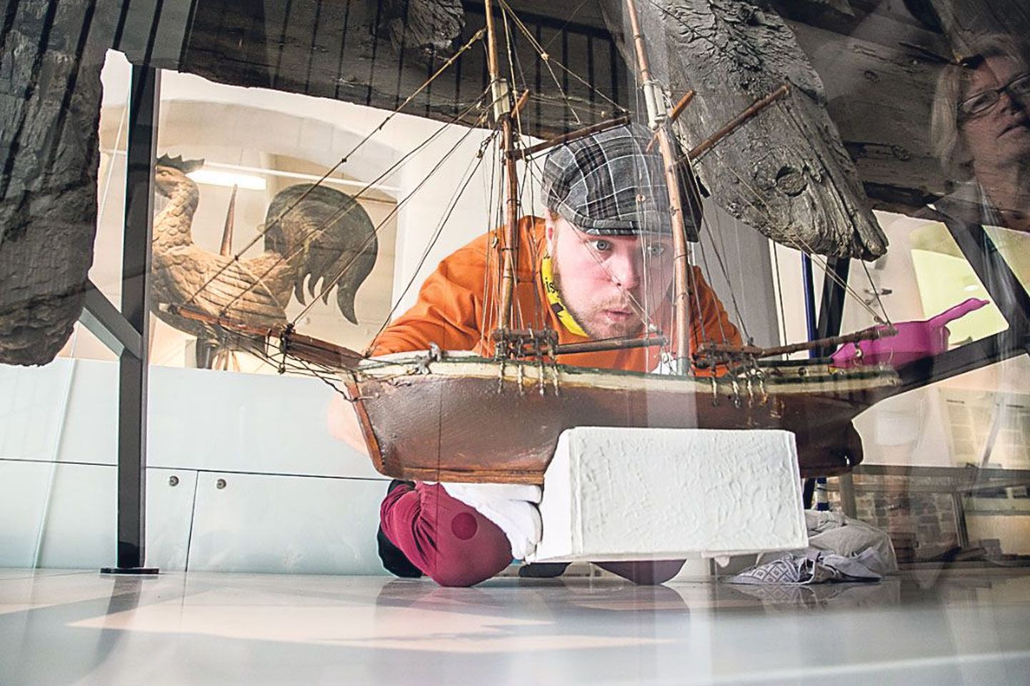 Laevamudelite paika sättimiseks Pärnu muuseumi kogevitriini pidi maja värske muuseumipedagoog Andres Tölp tegema peaaegu kaskadööri- trikke.
