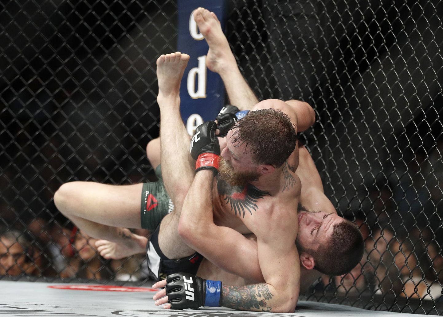 Conor McGregor UFC 229 võitlusõhtul Habib Nurmagomedovi haardes.