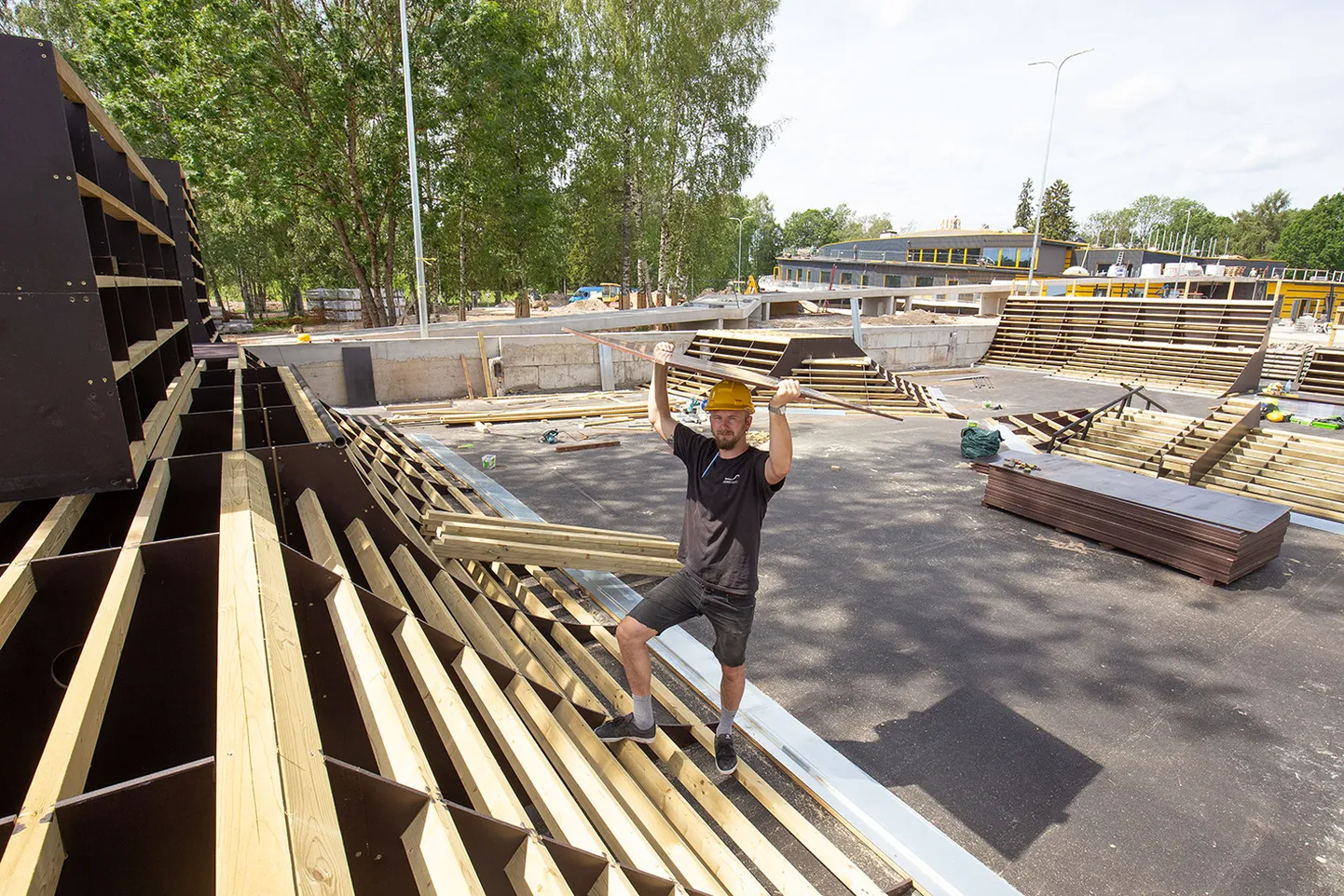 Skatepargid OÜ ehitusmees Dmitri Igolkin ütleb, et välirulapargi pealmine kattekiht tuleb veekindlast vineerist, mis kannatab välja igasugused Eesti ilma iseärasused.