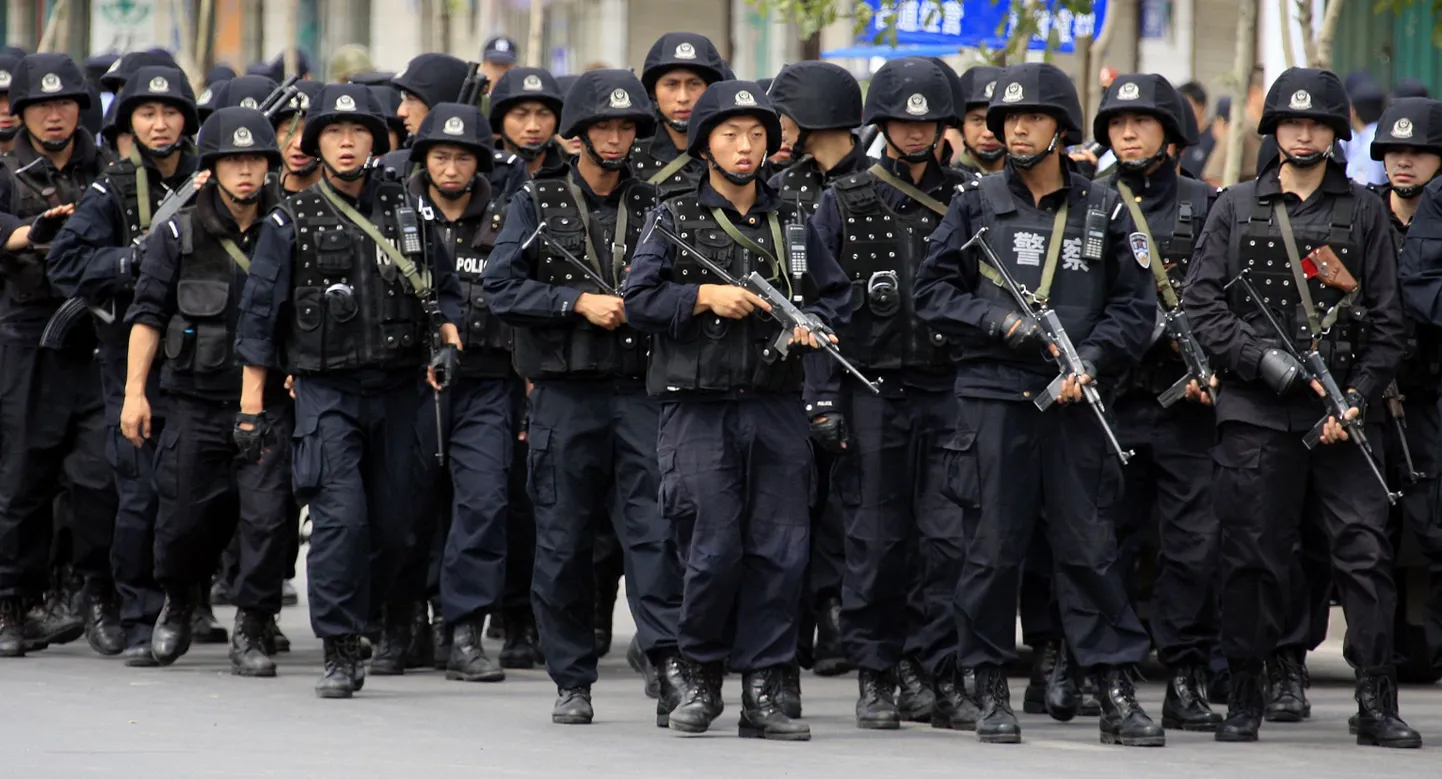 Hiina politseinikud tänaval etniliste pingete lahvatades 2009. aastal Urumqis.