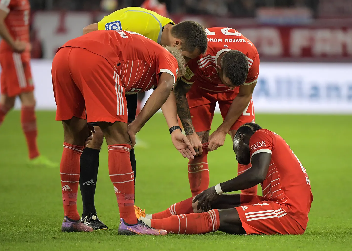 Sadio Mane on istunud murule ega saa mängu jätkata.