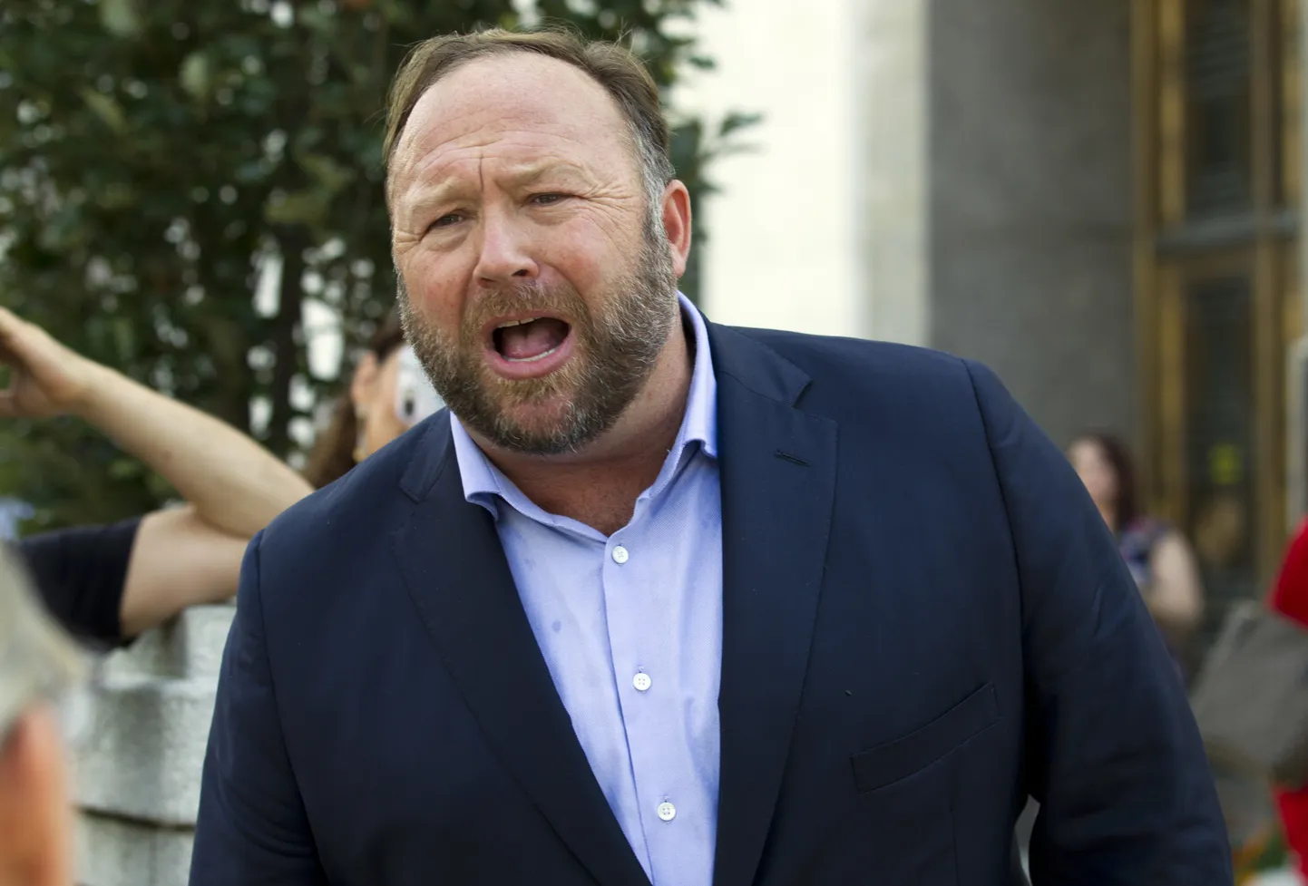 Dokumentalist Dan Reedi uusim dokfilm võtab luubi alla vandenõuteoreetikute kuninga Alex Jonesi.