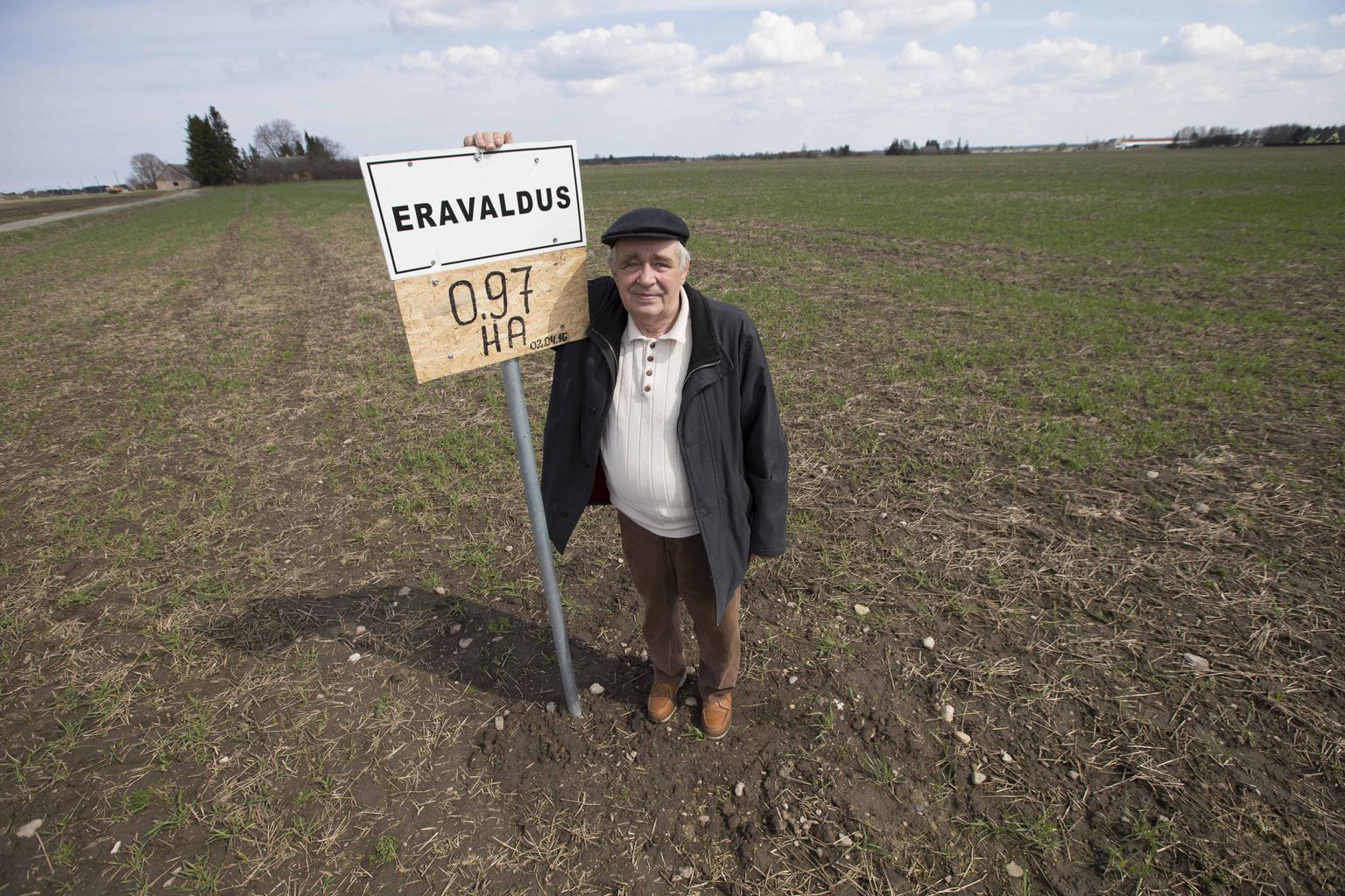 Timo Šalamov oma Kostiveres asuval maatükil, mis on juba 13. aastat viljakasvatamiseks välja renditud, ilma et mees ise seda oleks teadnud.