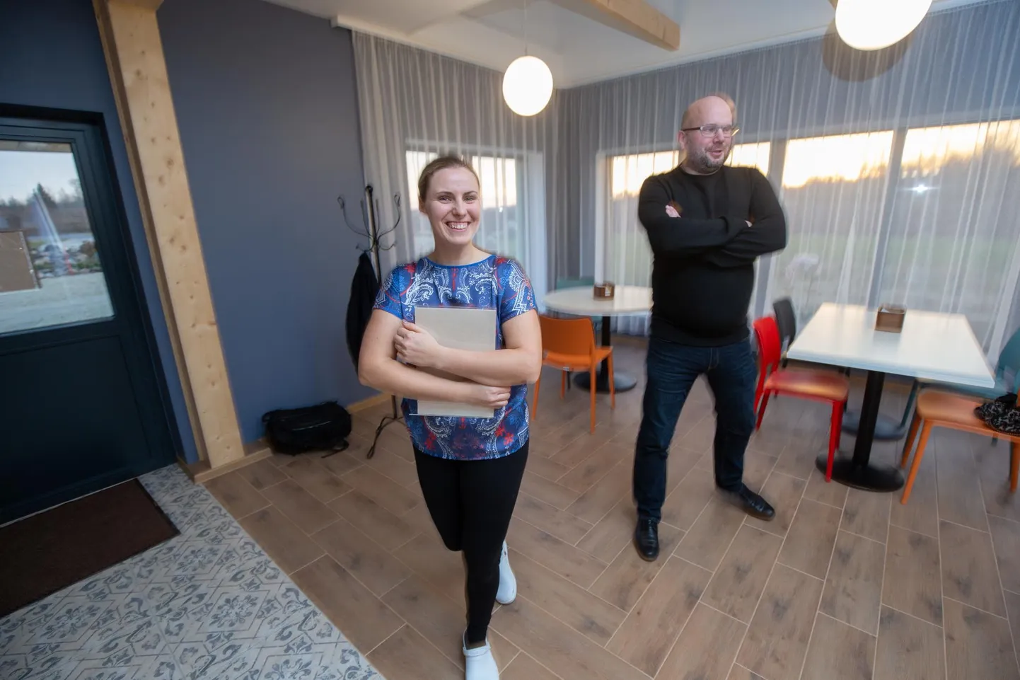 Auksi motelli kohvikul hoiavad silma peal Madis Reinup ja tema elukaaslane Mirje Uibo.