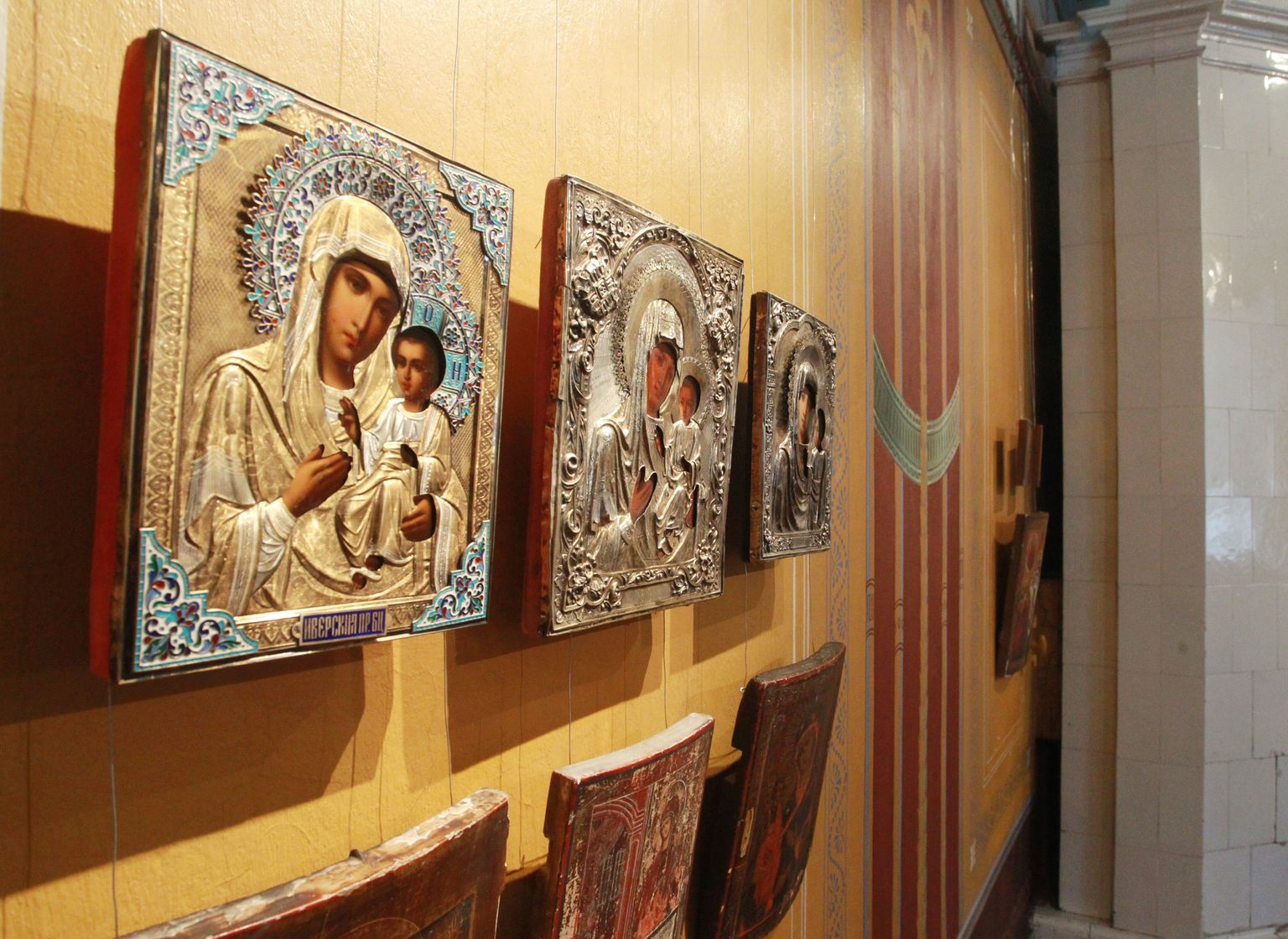 Näituseruumi siseneja vasakule käele jääb kuus ikooni, millest ülemises reas on Ivironi jumalaema (vasakult), Smolenski jumalaema ja Kaasani jumalaema ikoon.